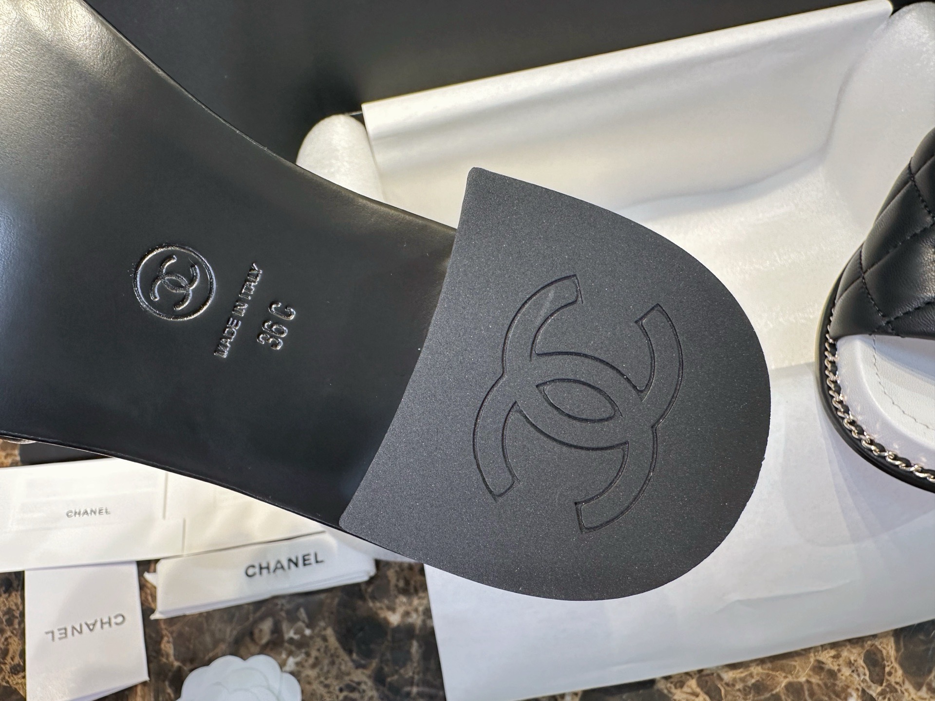 Мюли женские в стиле Chanel 25P чёрно-белого цвета