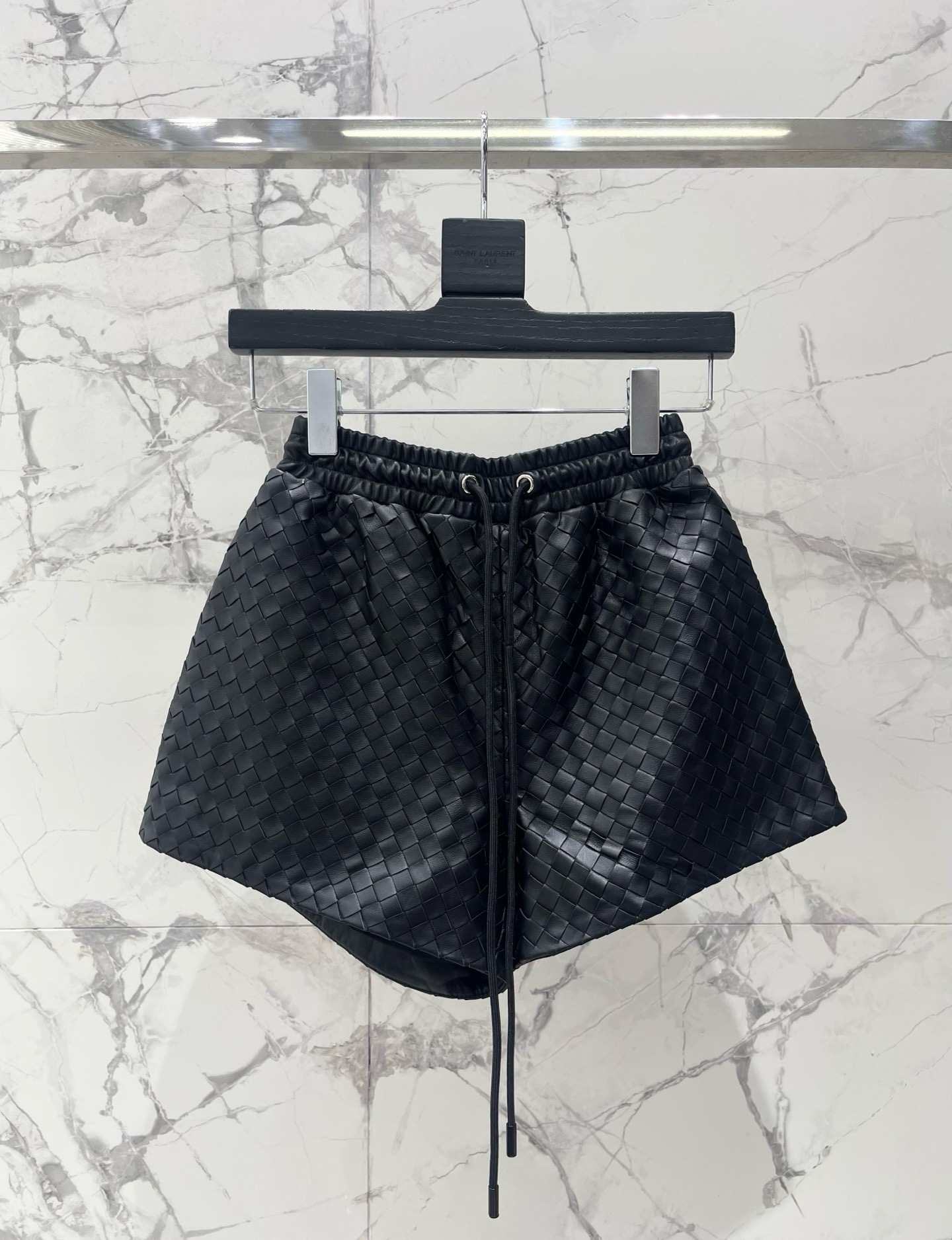 Костюм женский Bottega Veneta чёрного цвета с плетением Intrecciato