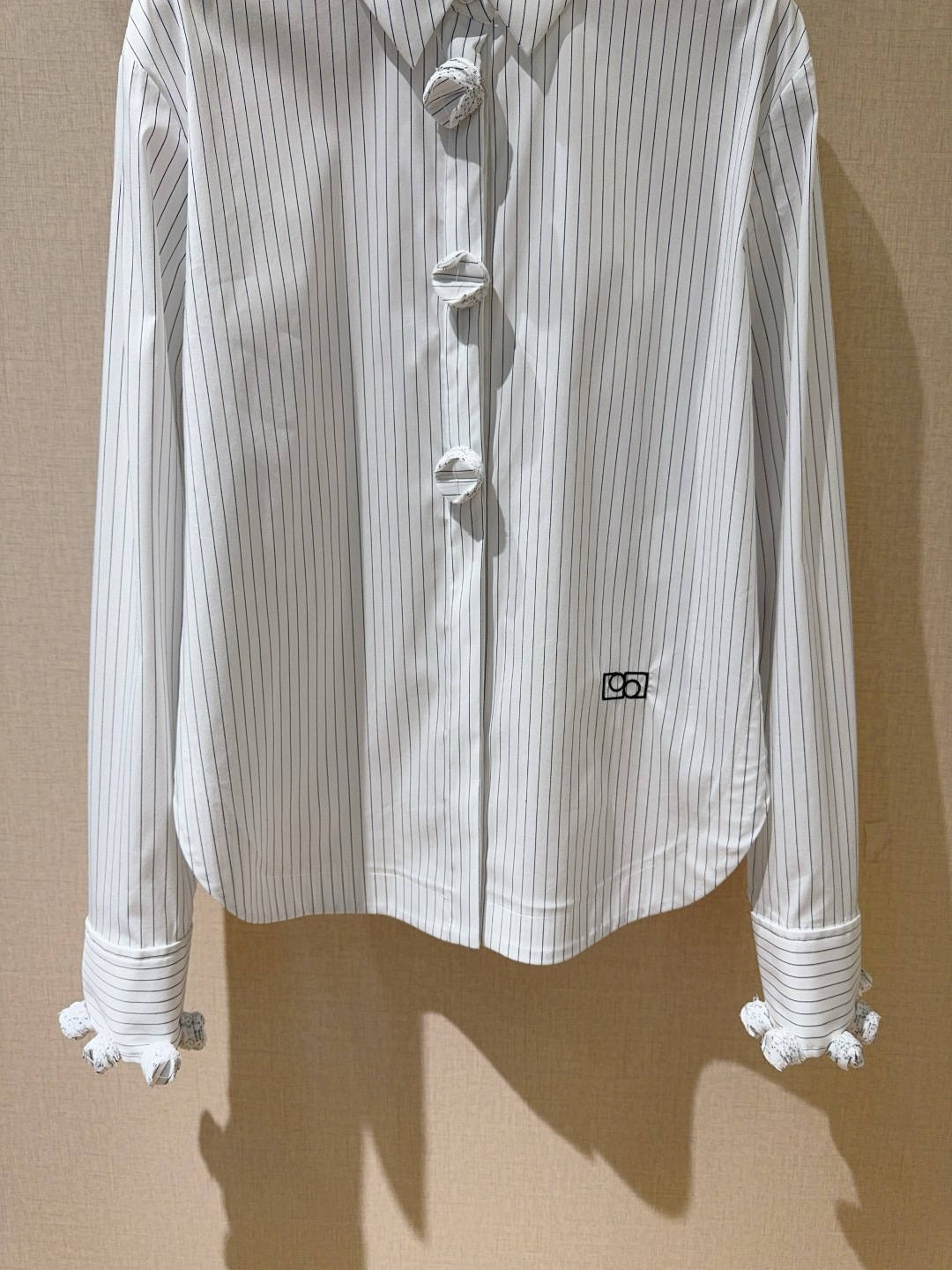 Рубашка женская Ports 1961 Striped Ruffle Detail Button-Up белого цвета в тонкую голубую полоску с оборками