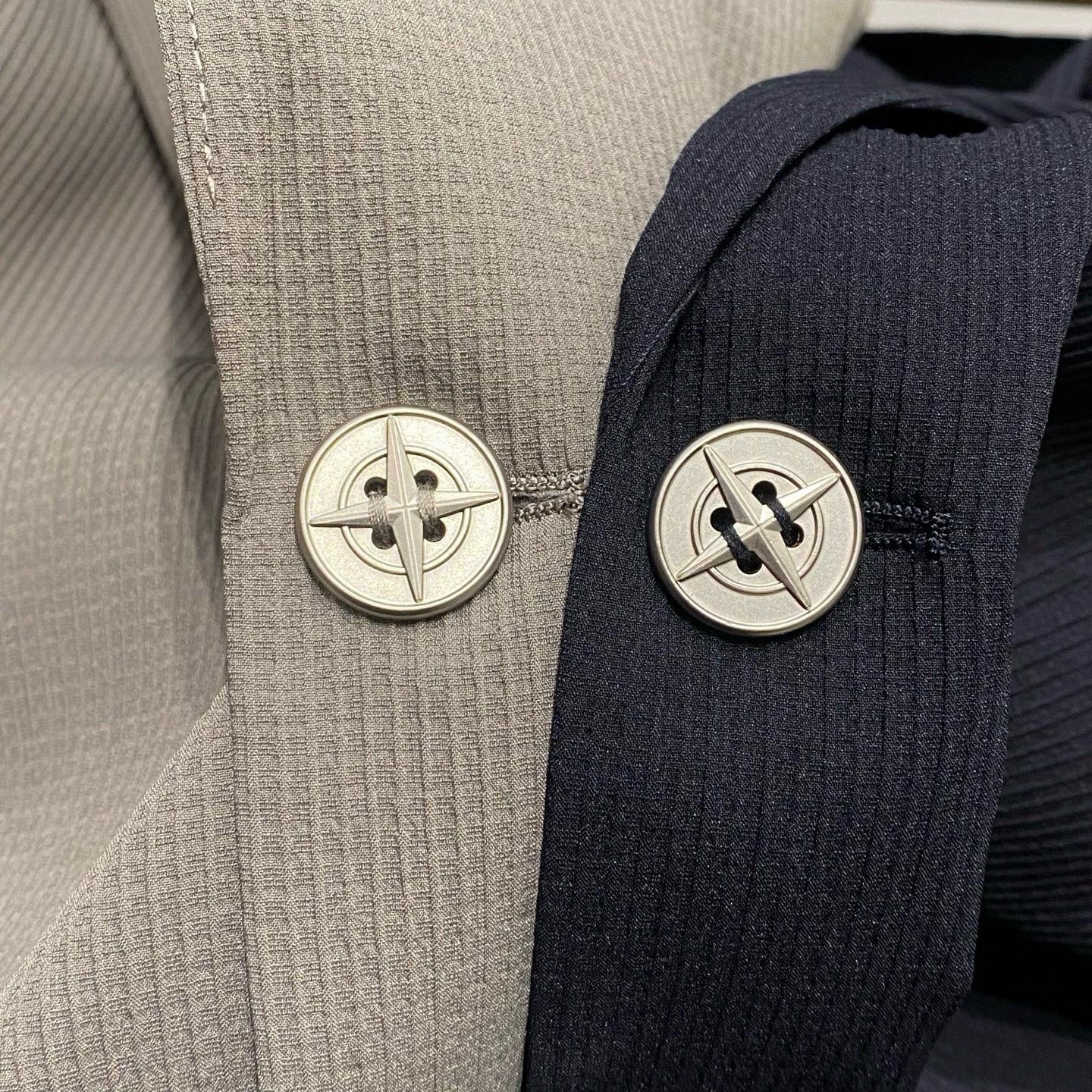 Пиджак мужской в стиле Dior x Stone Island серого цвета с двумя пуговицами