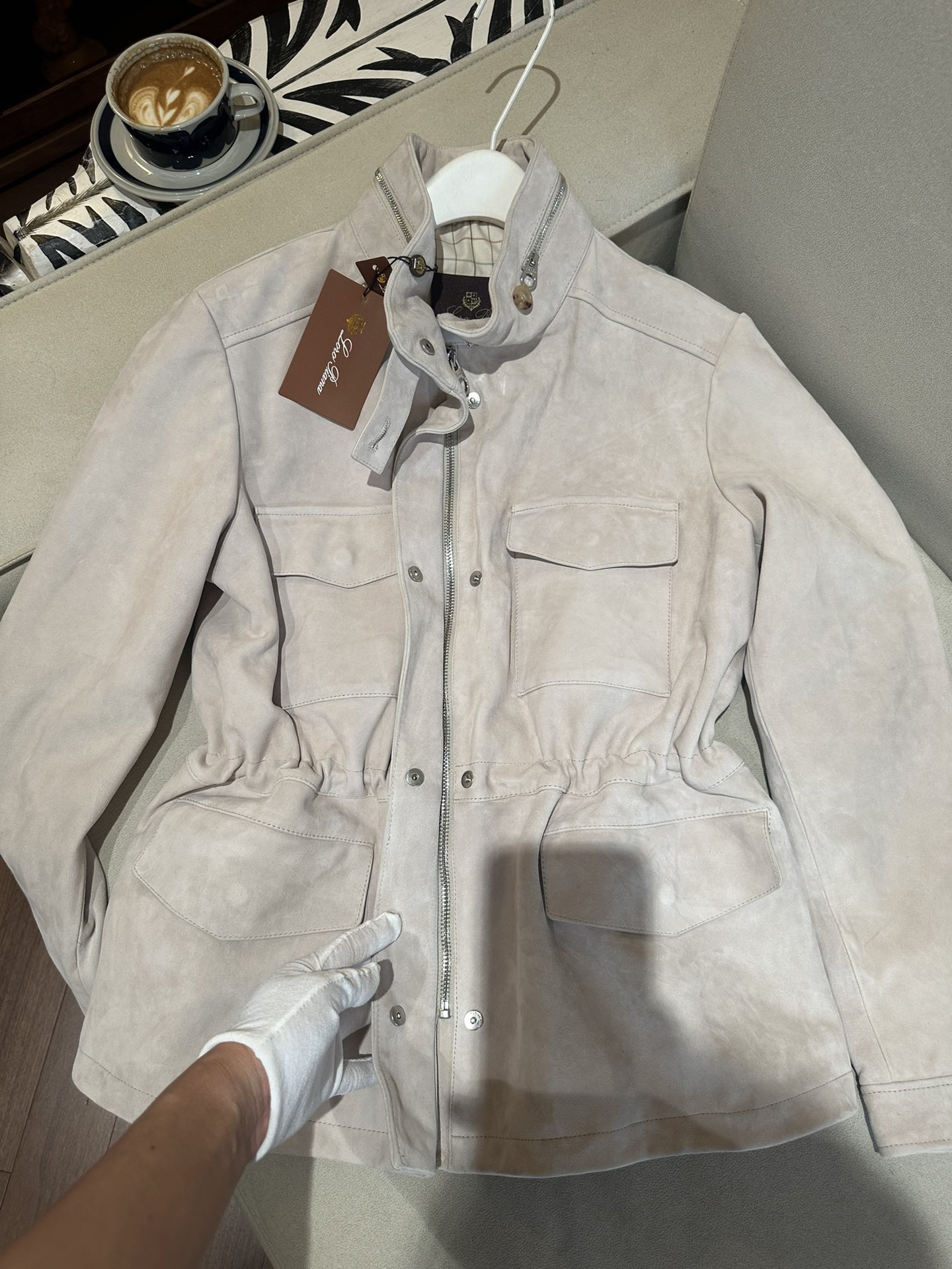 Куртка женская в стиле Loro Piana из натуральной замши светло-бежевого цвета с поясом