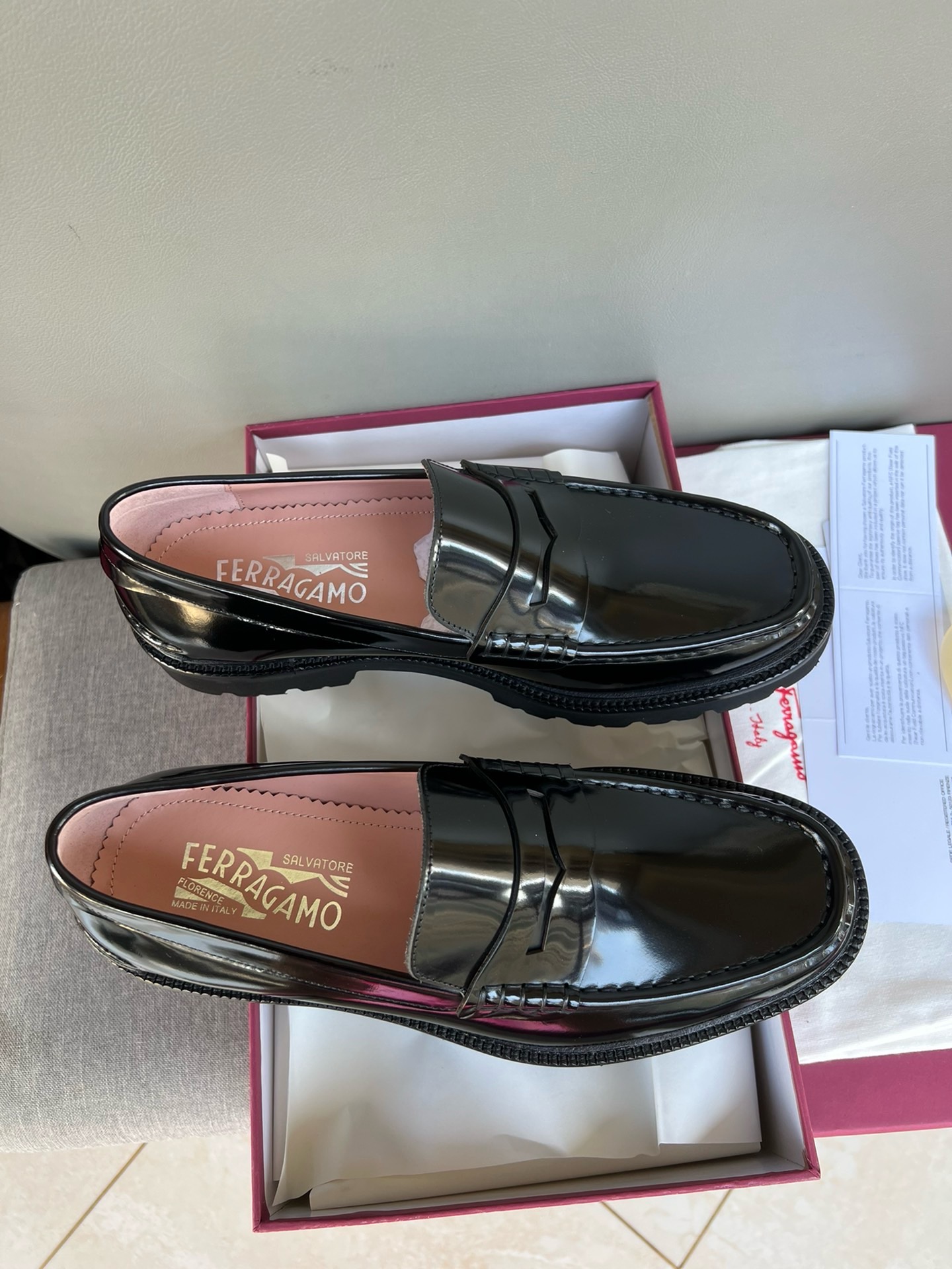 Лоферы мужские в стиле Salvatore Ferragamo из натуральной кожи черного цвета