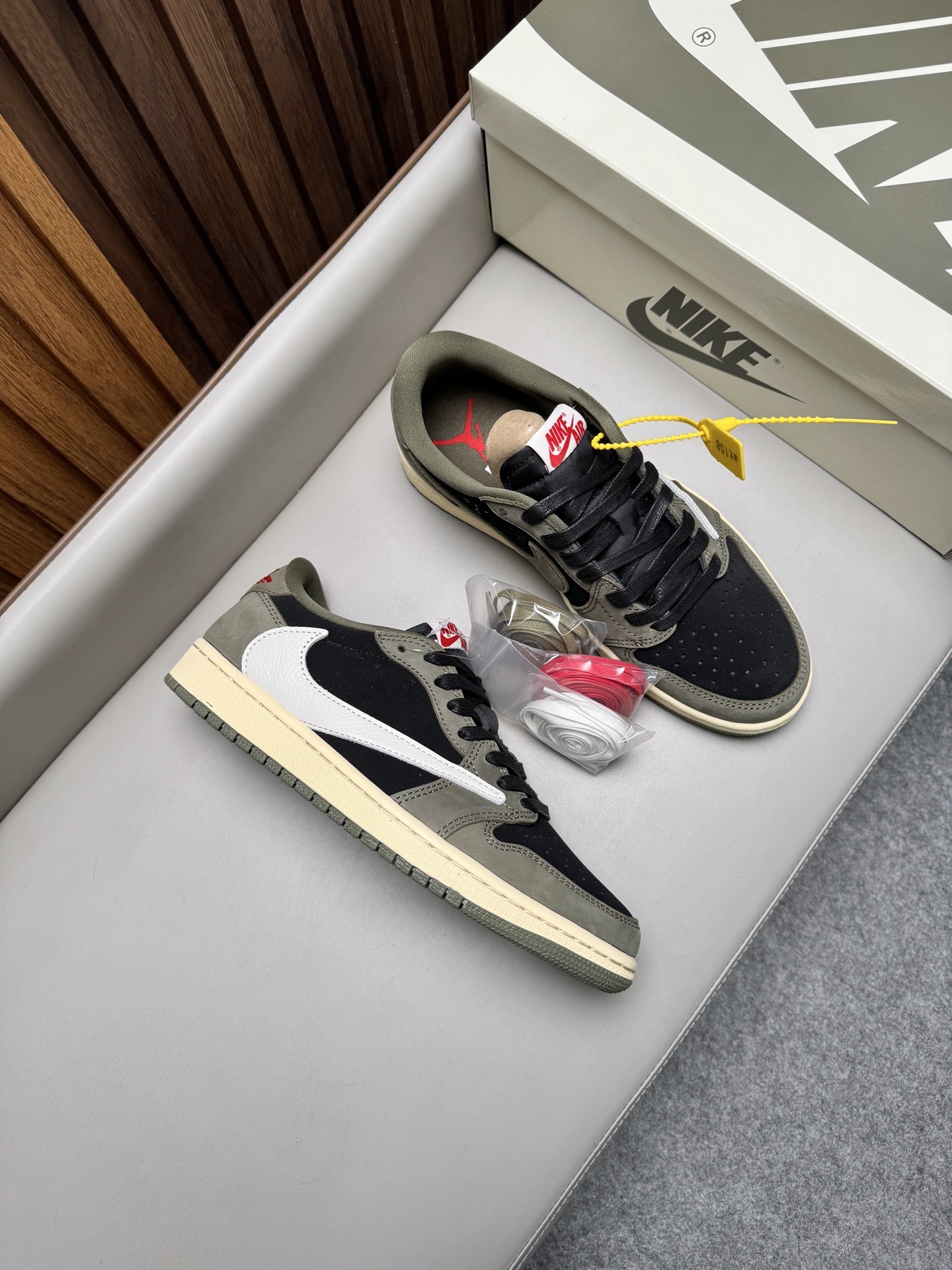 Кроссовки унисекс в стиле Nike Air Jordan 1 Low Travis Scott тёмно-оливкового цвета с чёрными и бежевыми вставками