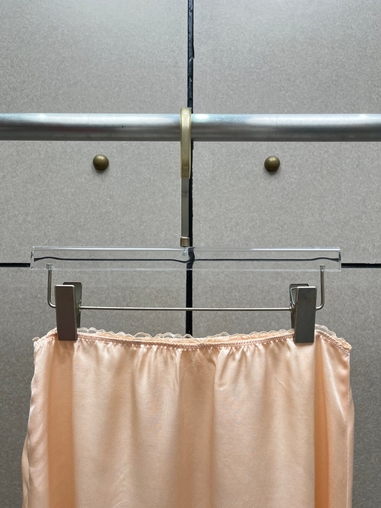 Юбка женская миди из вискозного текстиля персикового цвета с кружевной отделкой