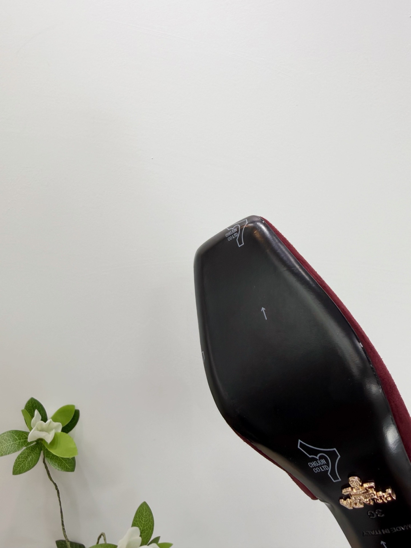 Туфли женские Prada из натуральной замши бордового цвета
