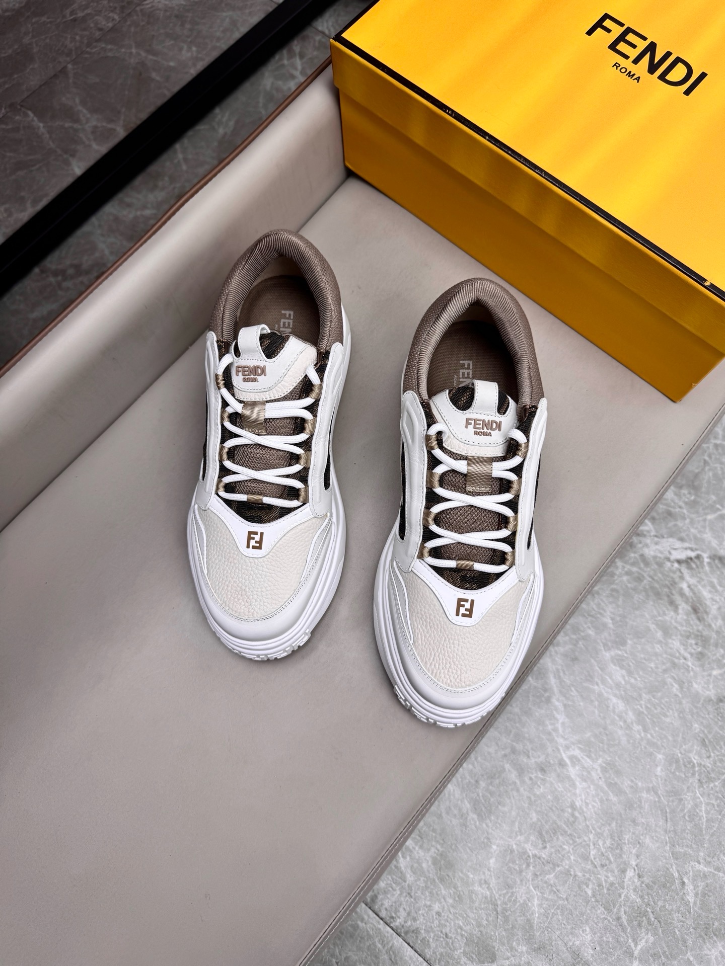Кроссовки мужские в стиле Fendi белого цвета с бежевыми акцентами