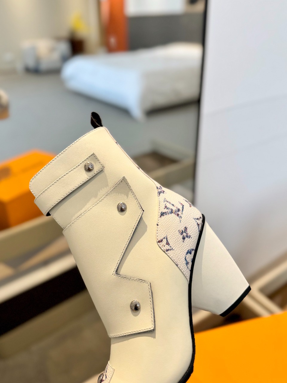 Ботильоны Louis Vuitton 6AM Ankle Boot белого цвета