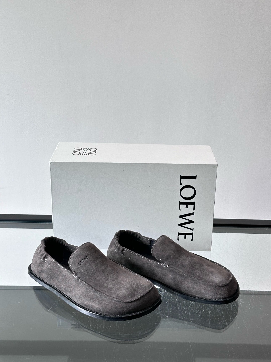 Лоферы мужские в стиле Loewe серого цвета