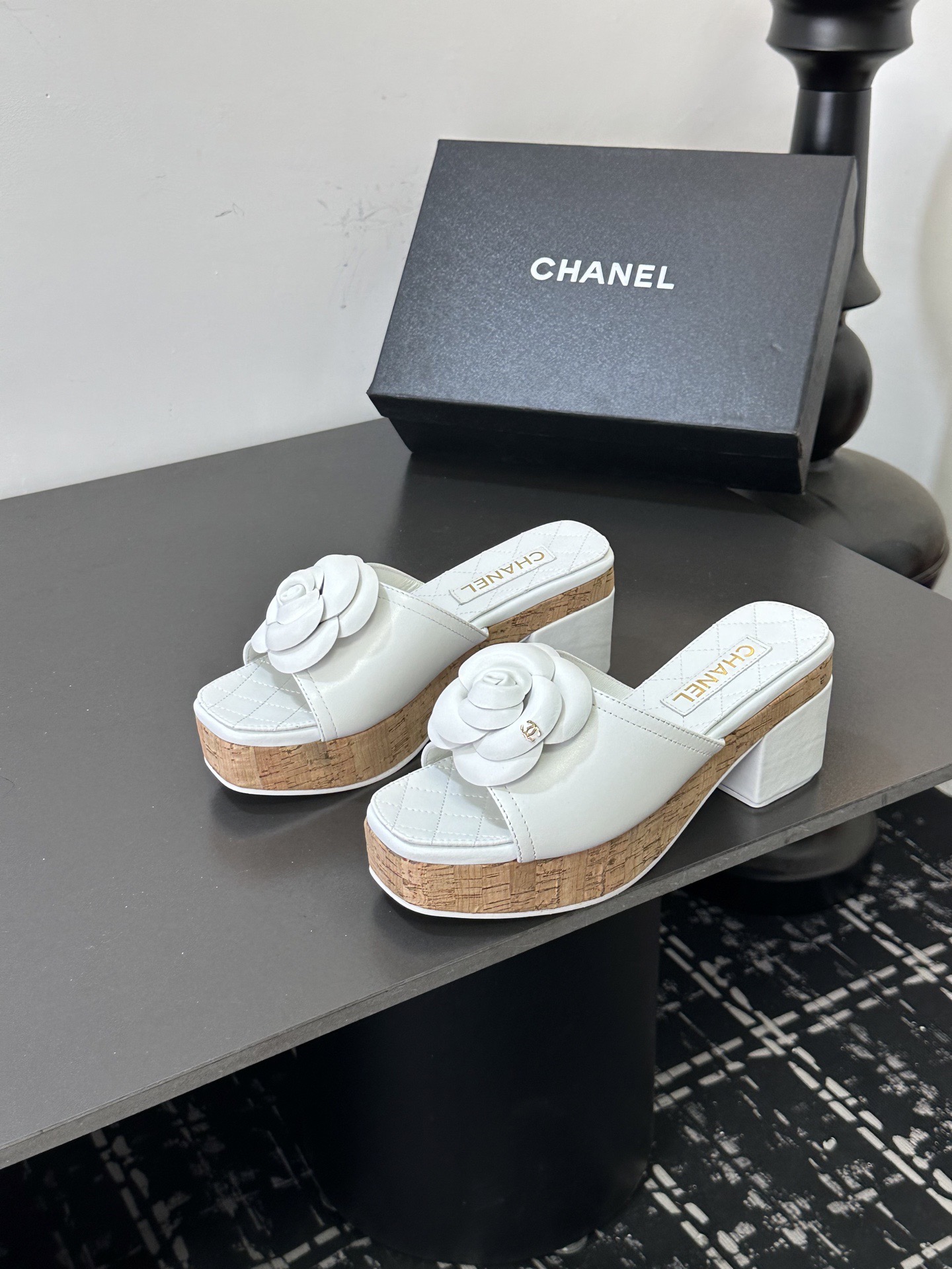 Мюли женские в стиле Chanel с цветком камелии белого цвета