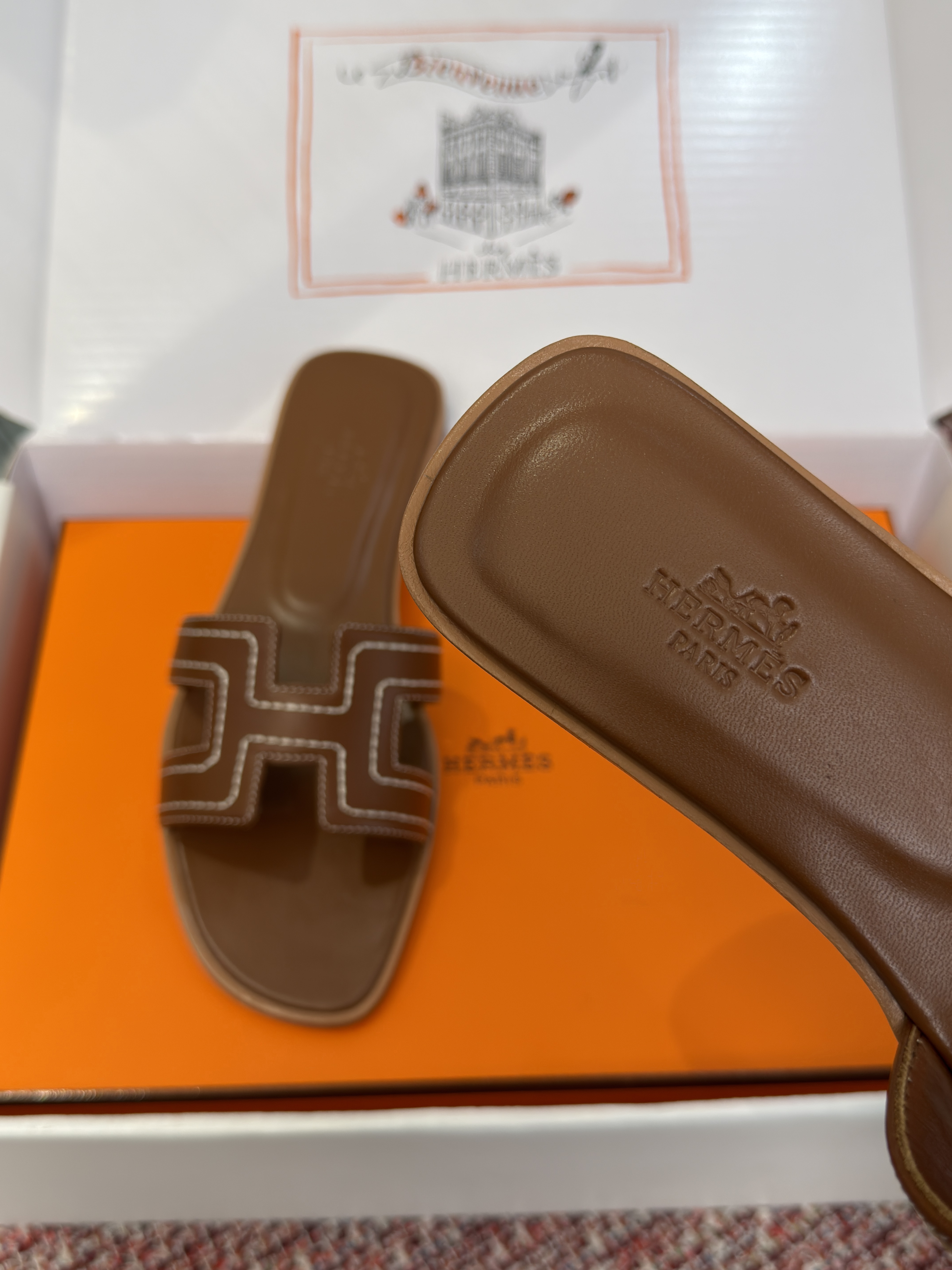 Шлёпанцы женские в стиле Hermès Oran коричневого цвета