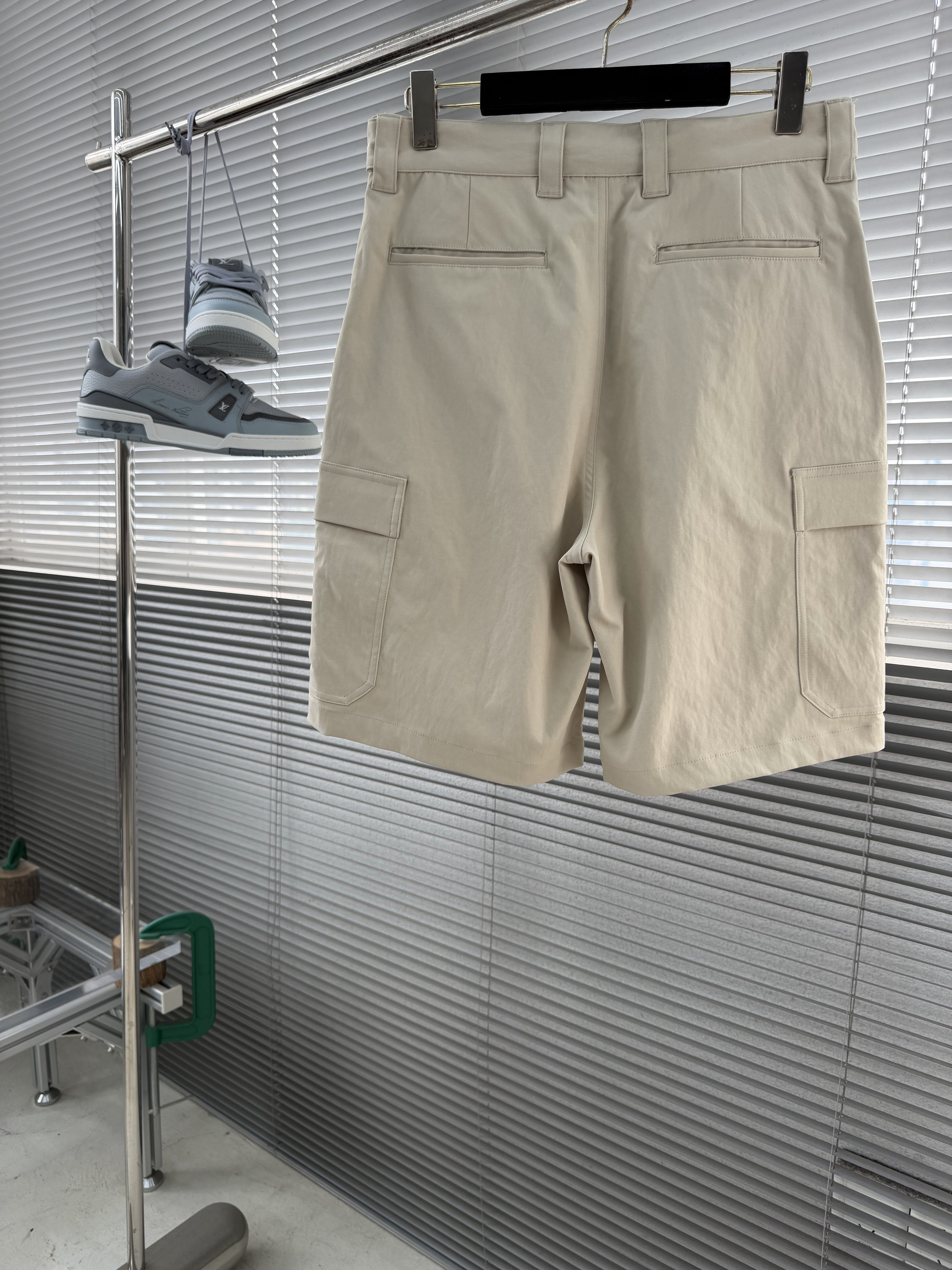 Шорты мужские в стиле Dior бежевого цвета карго с накладными карманами