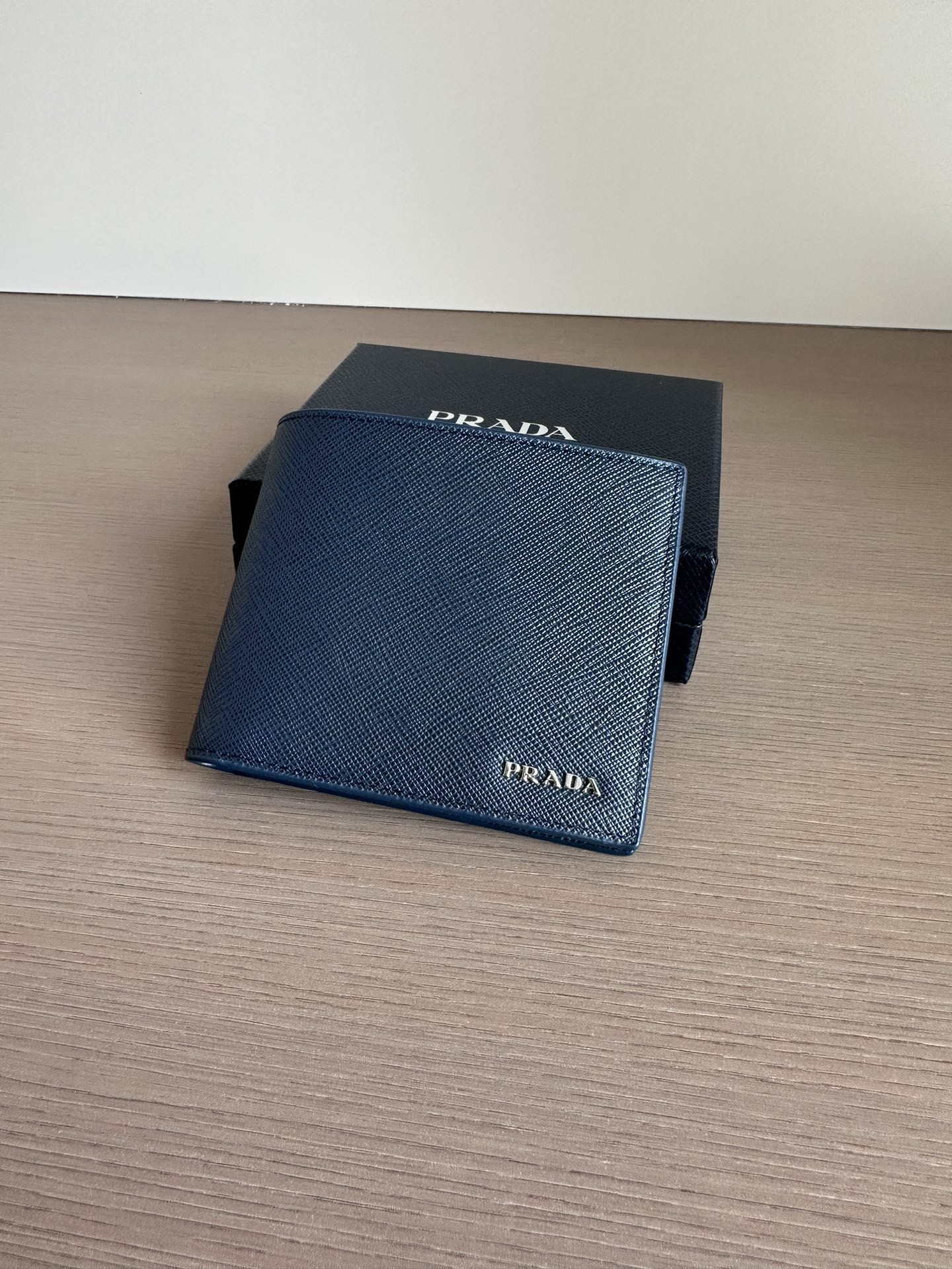 Кошелёк в стиле Prada с тиснением