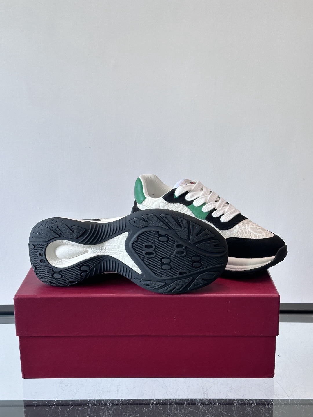 Кроссовки мужские в стиле Gucci чёрно-бело-зелёного цвета