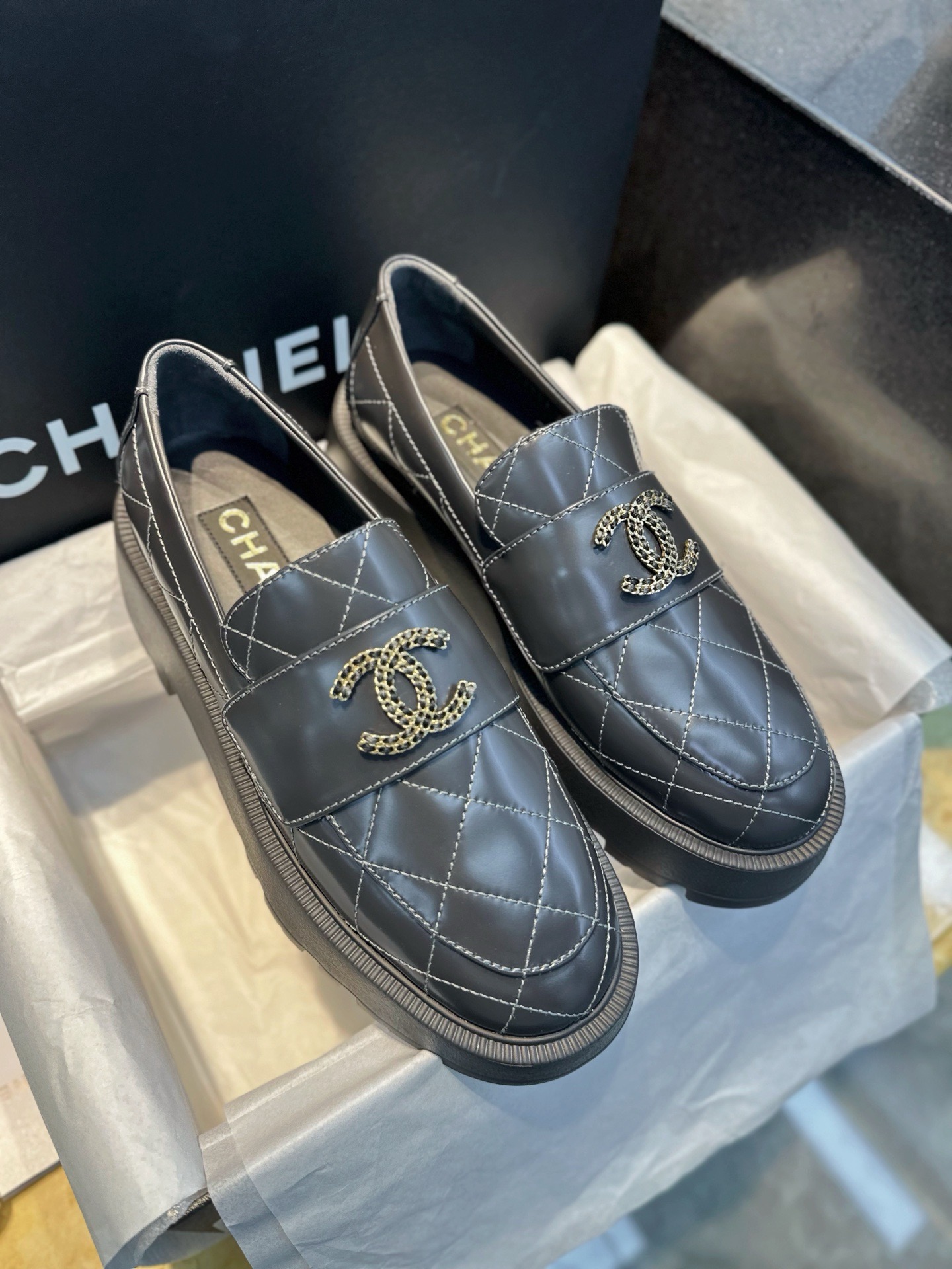 Лоферы женские в стиле Chanel 24B из натуральной кожи серого цвета