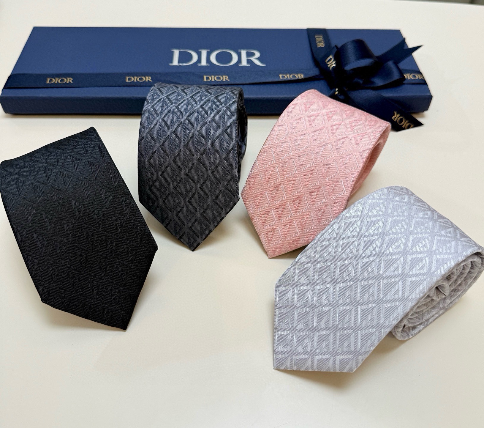Галстук мужской в стиле Dior чёрного цвета с жаккардовым узором