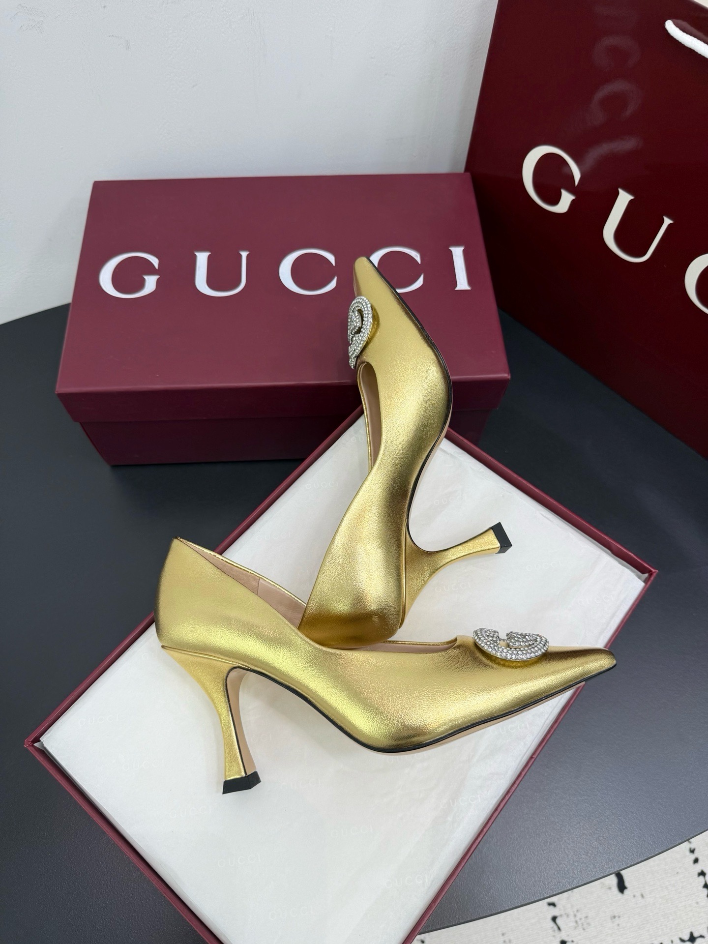Туфли женские Gucci золотого цвета