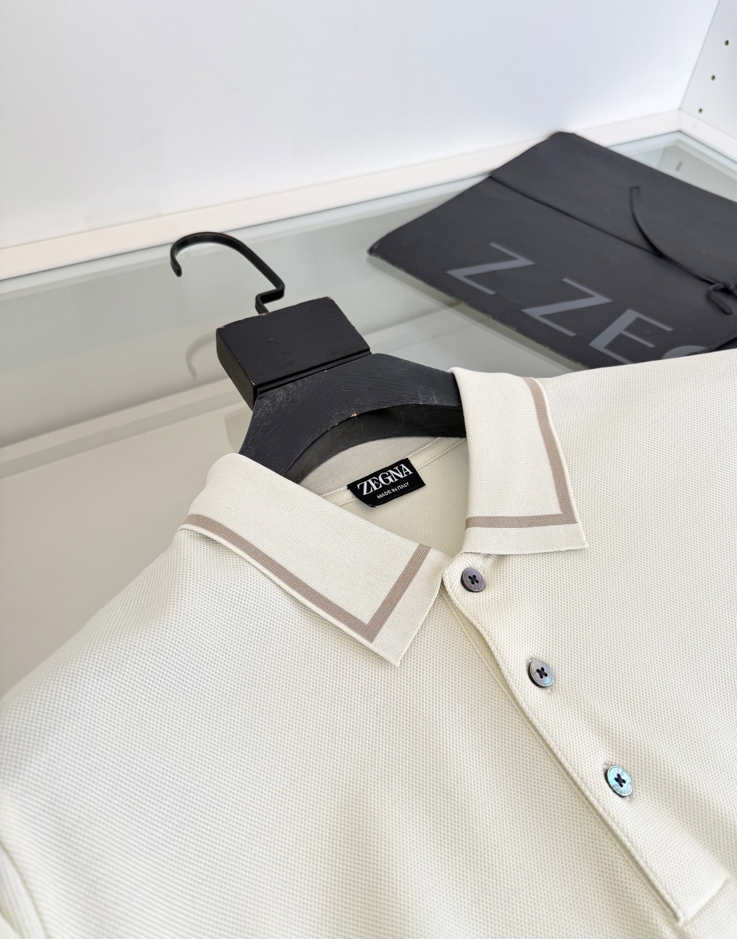 Поло мужское в стиле Zegna из хлопка молочного цвета с контрастной отделкой воротника