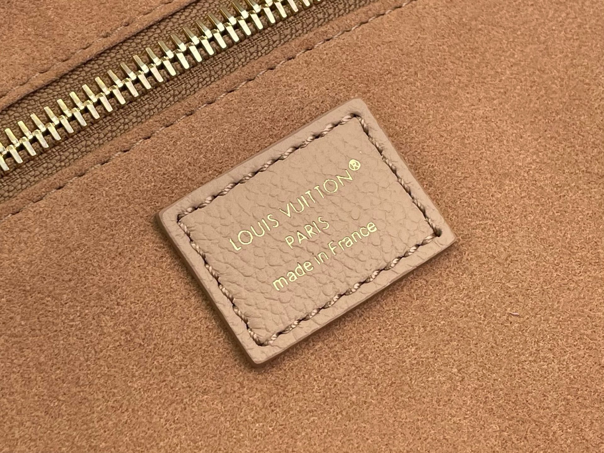 Сумка женская Louis Vuitton Neverfull MM бежевого цвета с вышивкой
