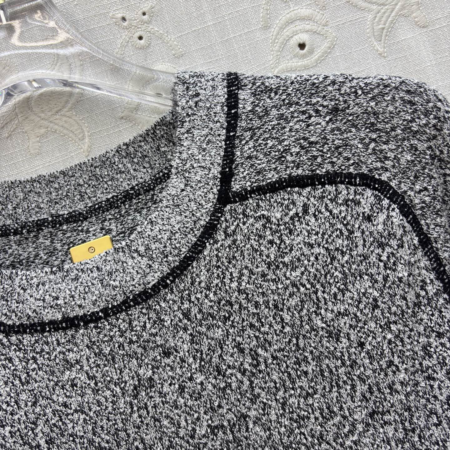 Футболка женская в стиле Schiaparelli серого цвета с контрастной отделкой швов