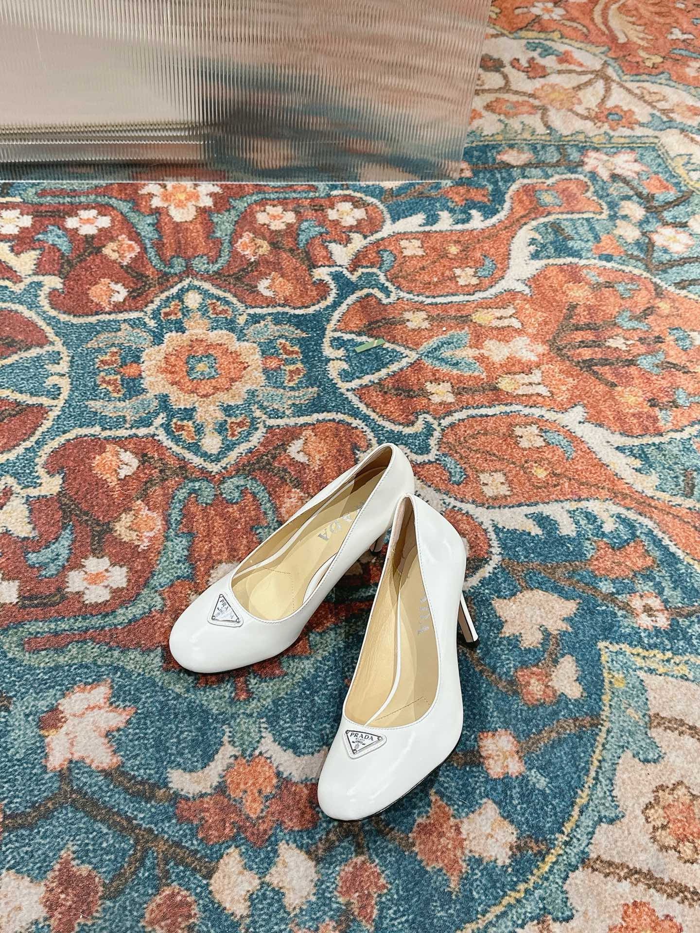 Туфли женские Prada из натуральной лакированной кожи белого цвета