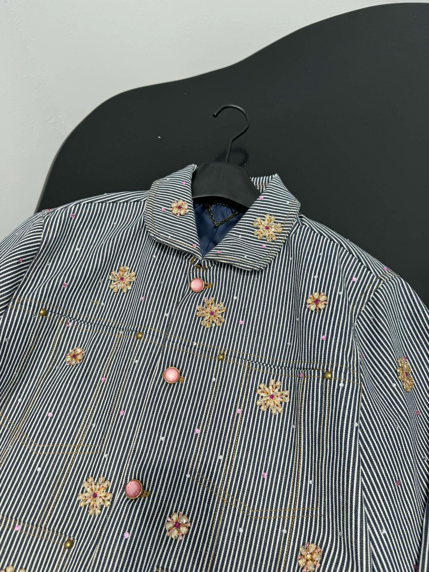 Жакет женский в стиле Loewe из хлопковой ткани серого цвета с полоской и декоративной вышивкой