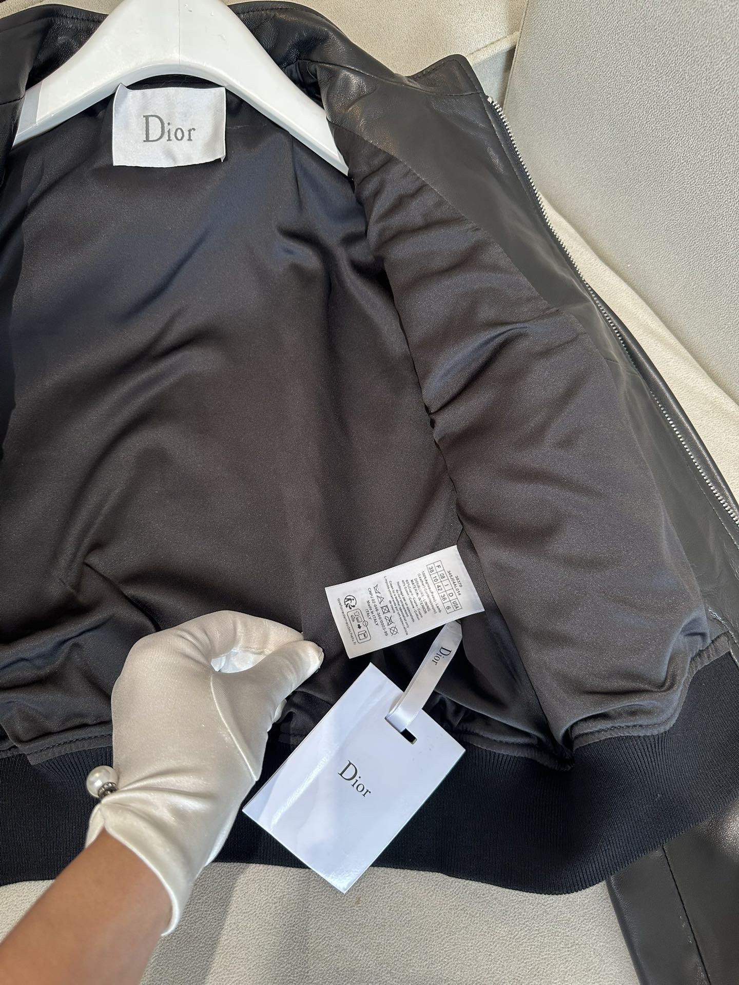 Куртка женская в стиле Dior черного цвета укороченная из натуральной кожи с накладными карманами