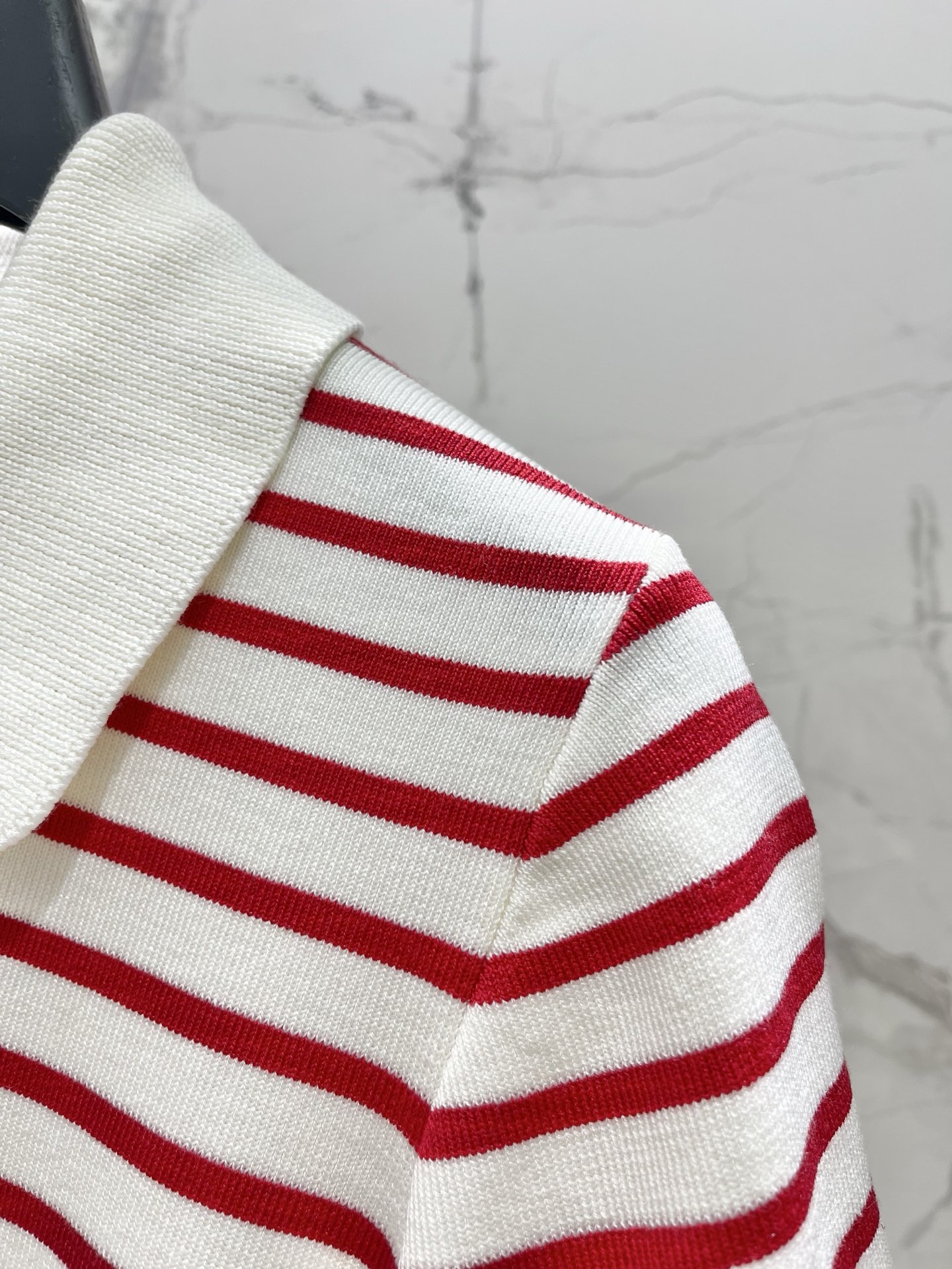 Платье женское в стиле Maje трикотажное в полоску с воротником polo красного цвета