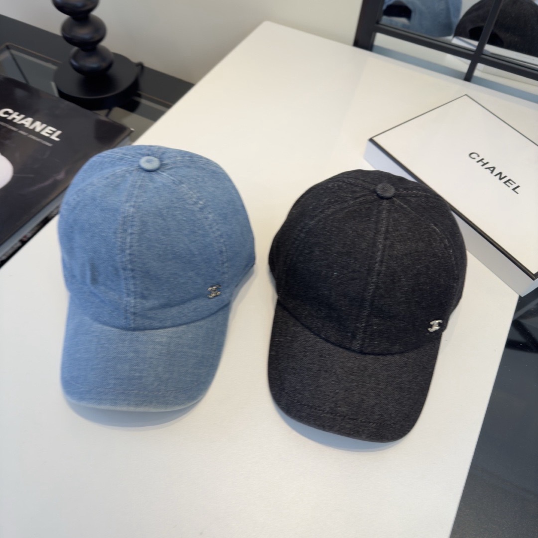 Кепка женская в стиле Chanel из джинсовой ткани голубого цвета