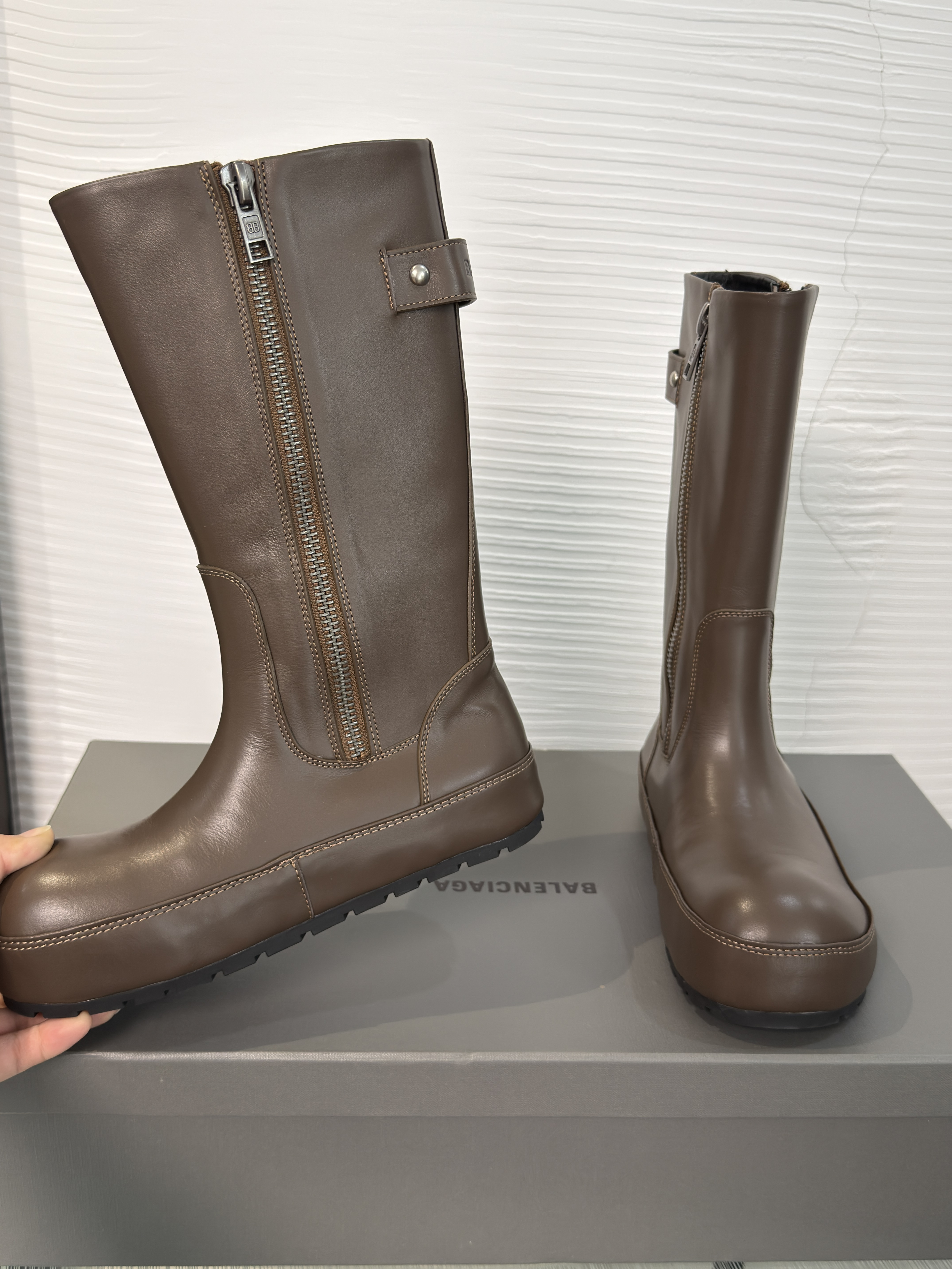 Сапоги женские Balenciaga тёмно-коричневого цвета