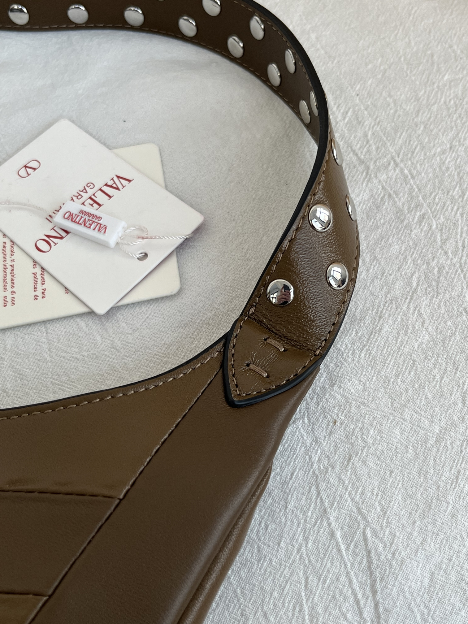 Сумка женская в стиле Valentino Garavani Hoboho Hobo коричневого цвета(28 см)