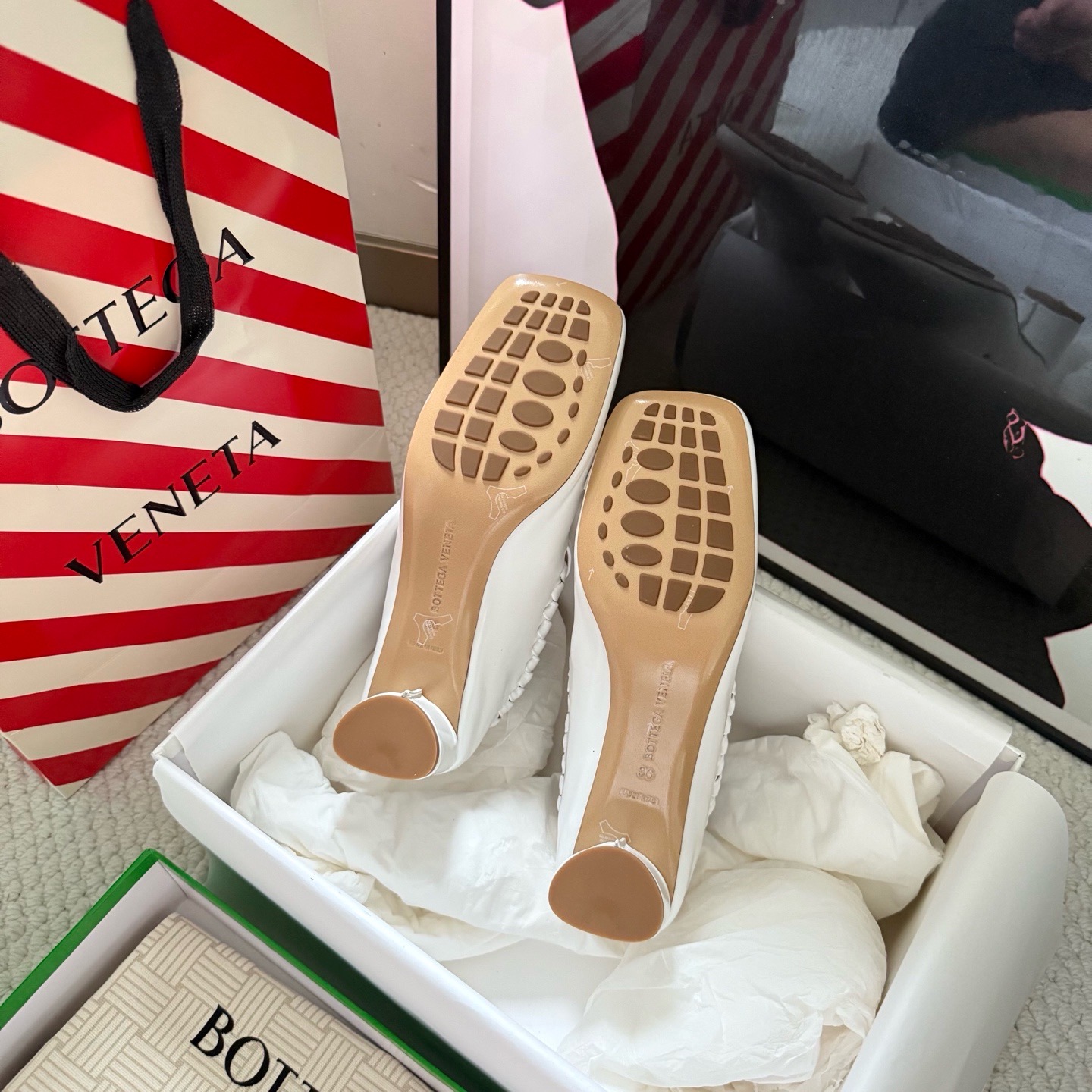 Лоферы женские в стиле Bottega Veneta Sabato белого цвета