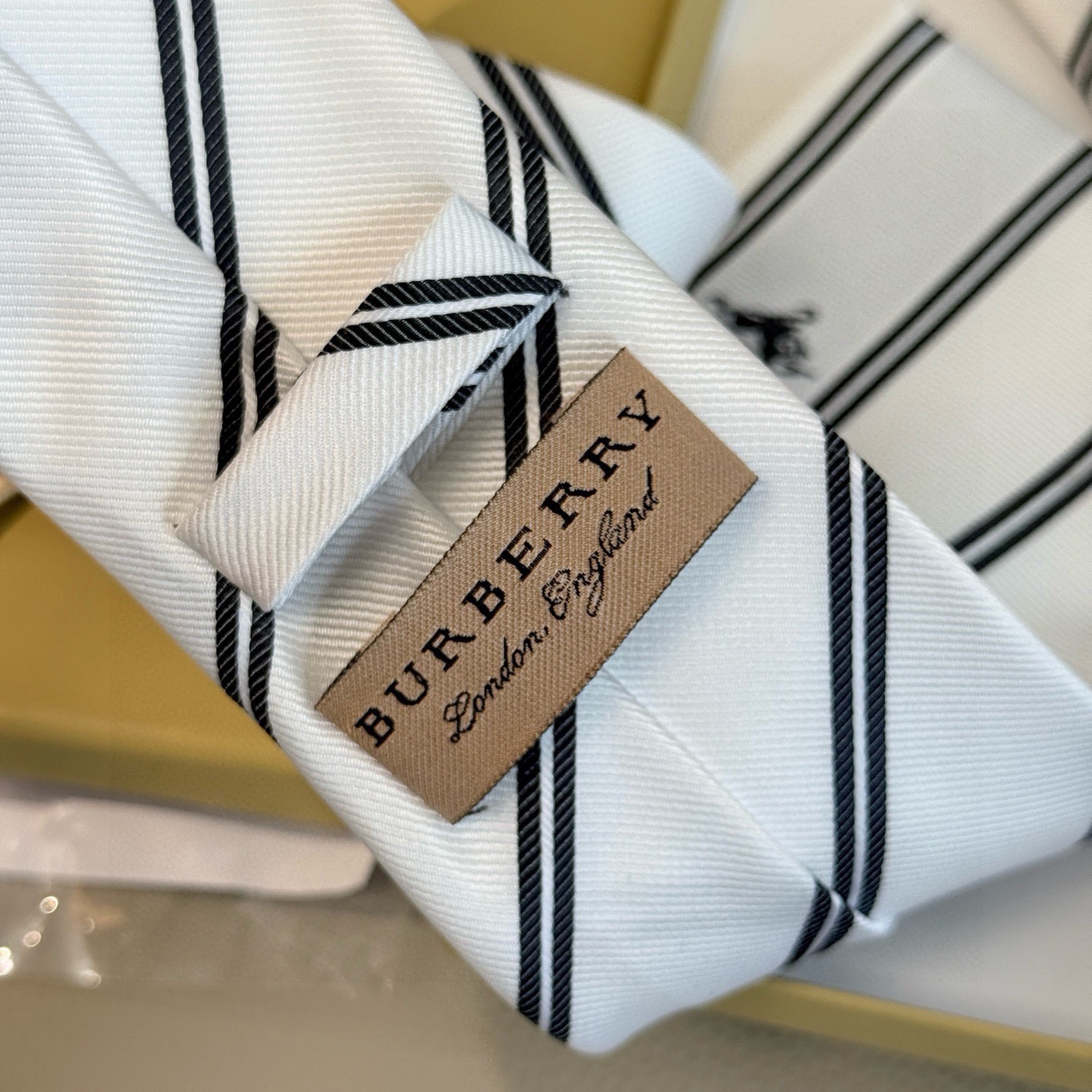 Галстук мужской в стиле Burberry белого цвета с диагональными полосами и вышивкой