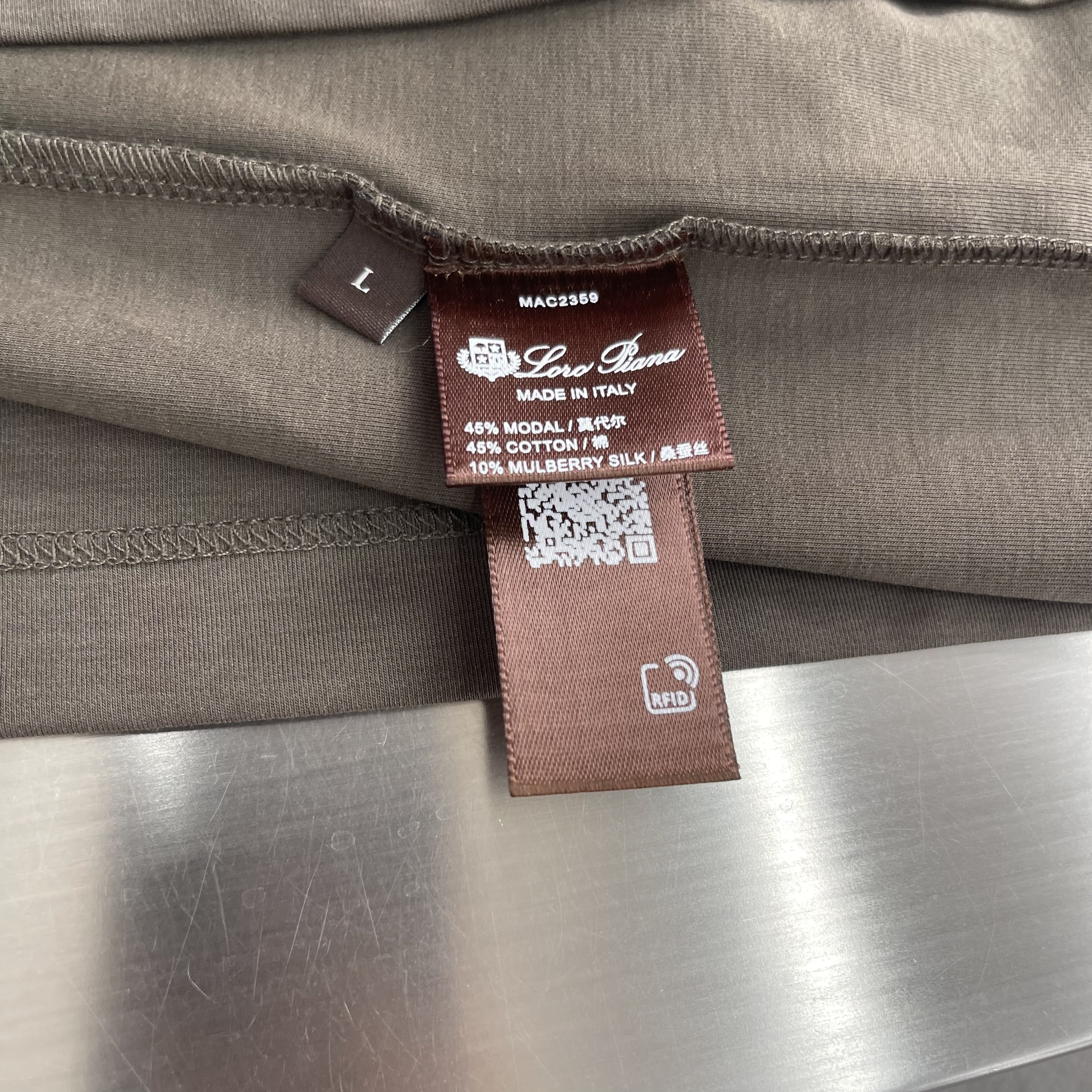 Футболка мужская в стиле Loro Piana из хлопка коричневого цвета с контрастной отделкой