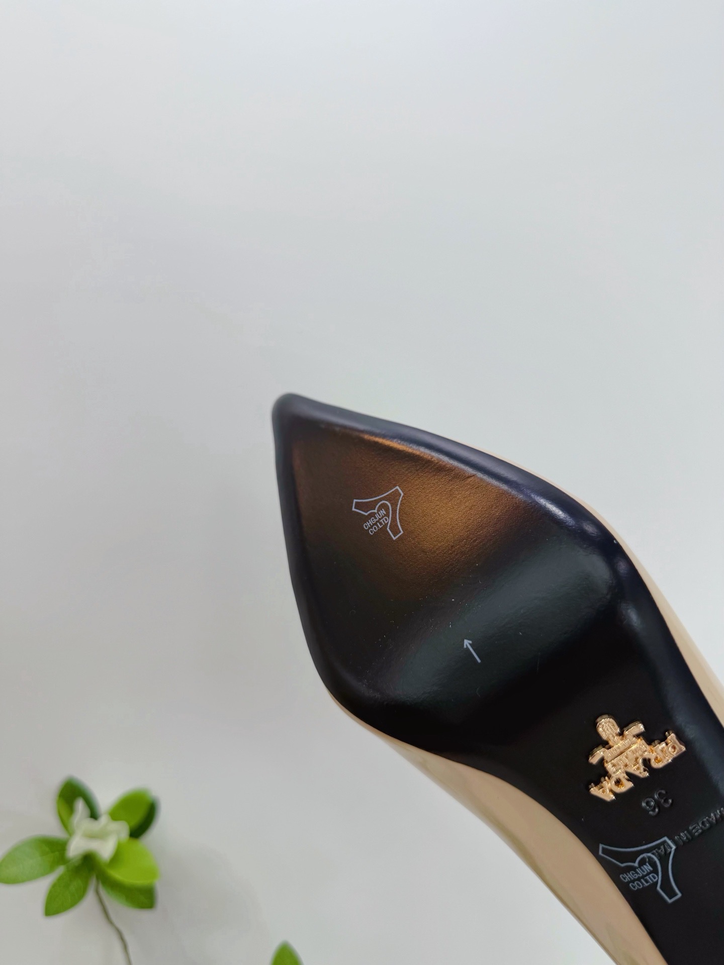 Туфли женские Prada с декоративным бантом бежевого цвета