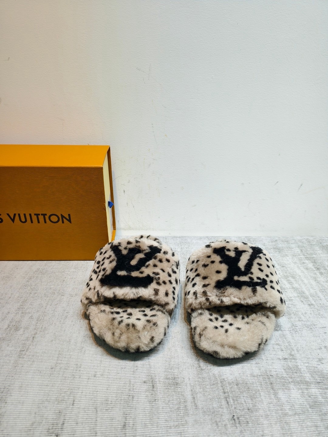 Шлепанцы женские Louis Vuitton бежевого цвета