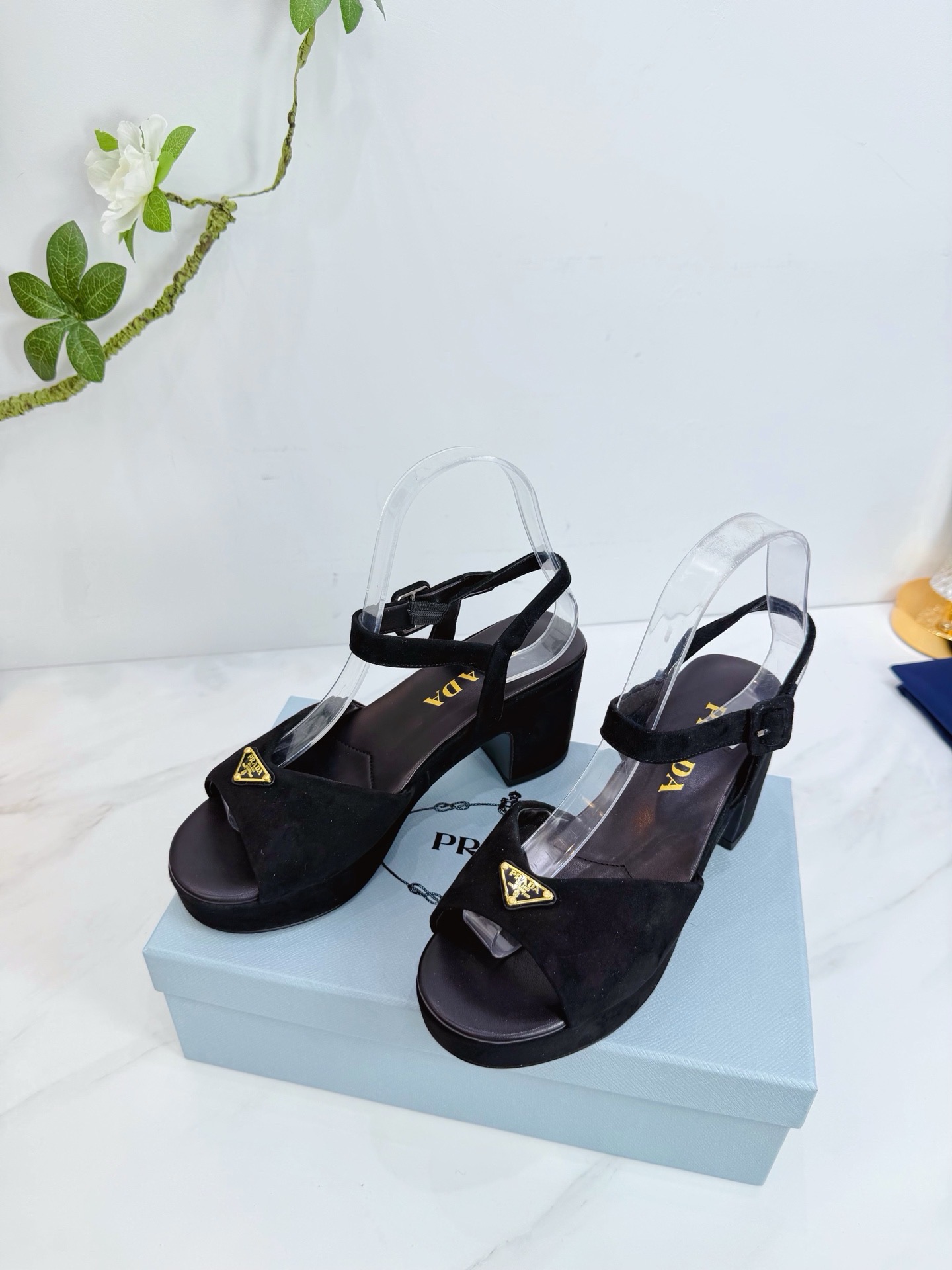 Босоножки женские Prada из натуральной замши черного цвета