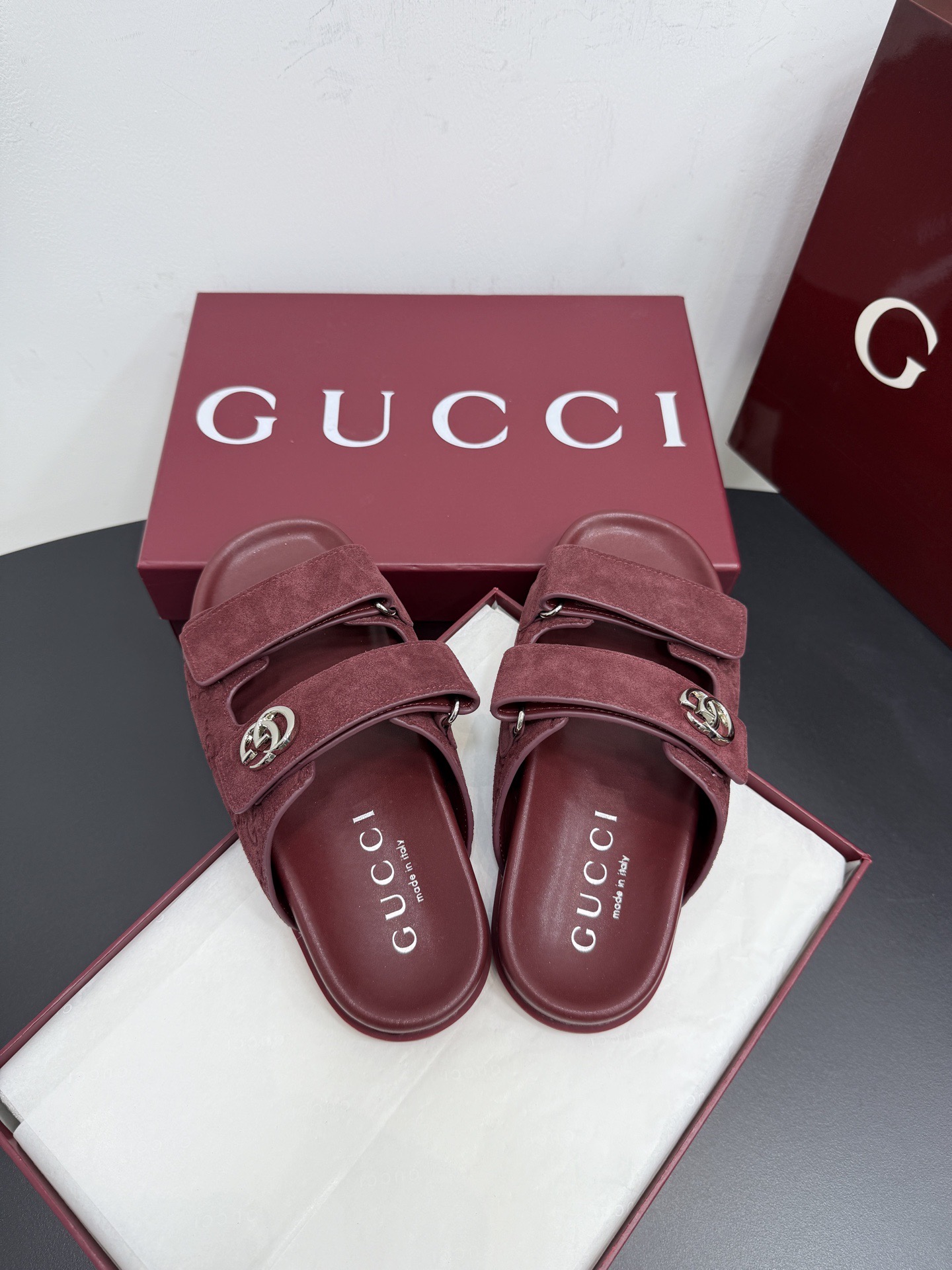 Сандалии женские в стиле Gucci GG бордового цвета