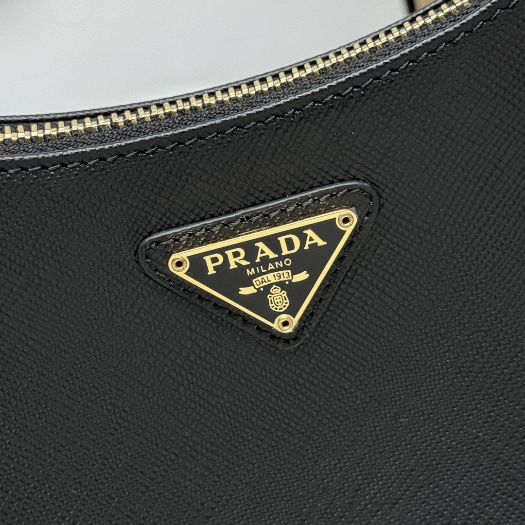 Сумка женская в стиле Prada Re-Edition 2005 Hobo чёрного  цвета