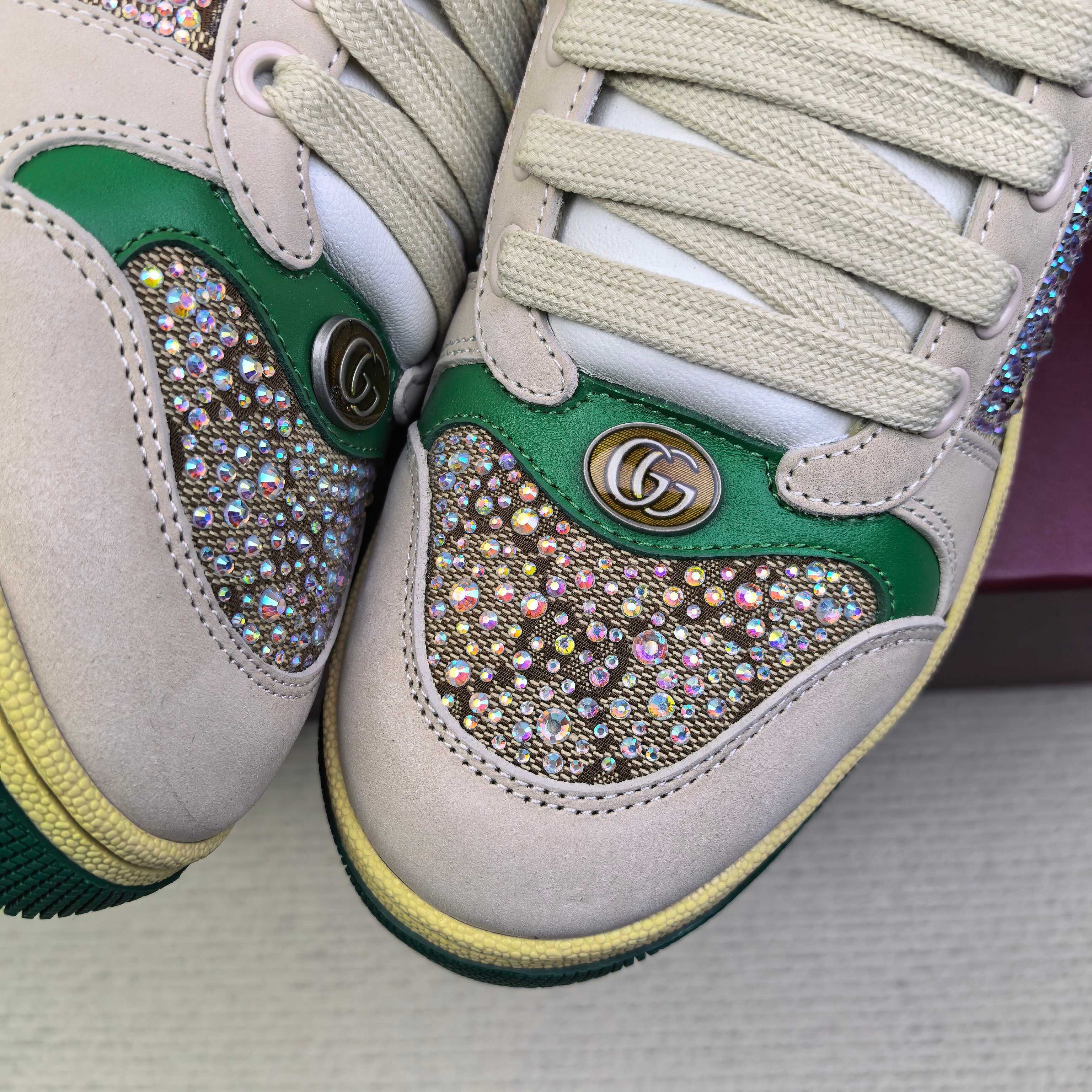 Кроссовки унисекс в стиле Gucci бежевого цвета с зелёными акцентами и декором