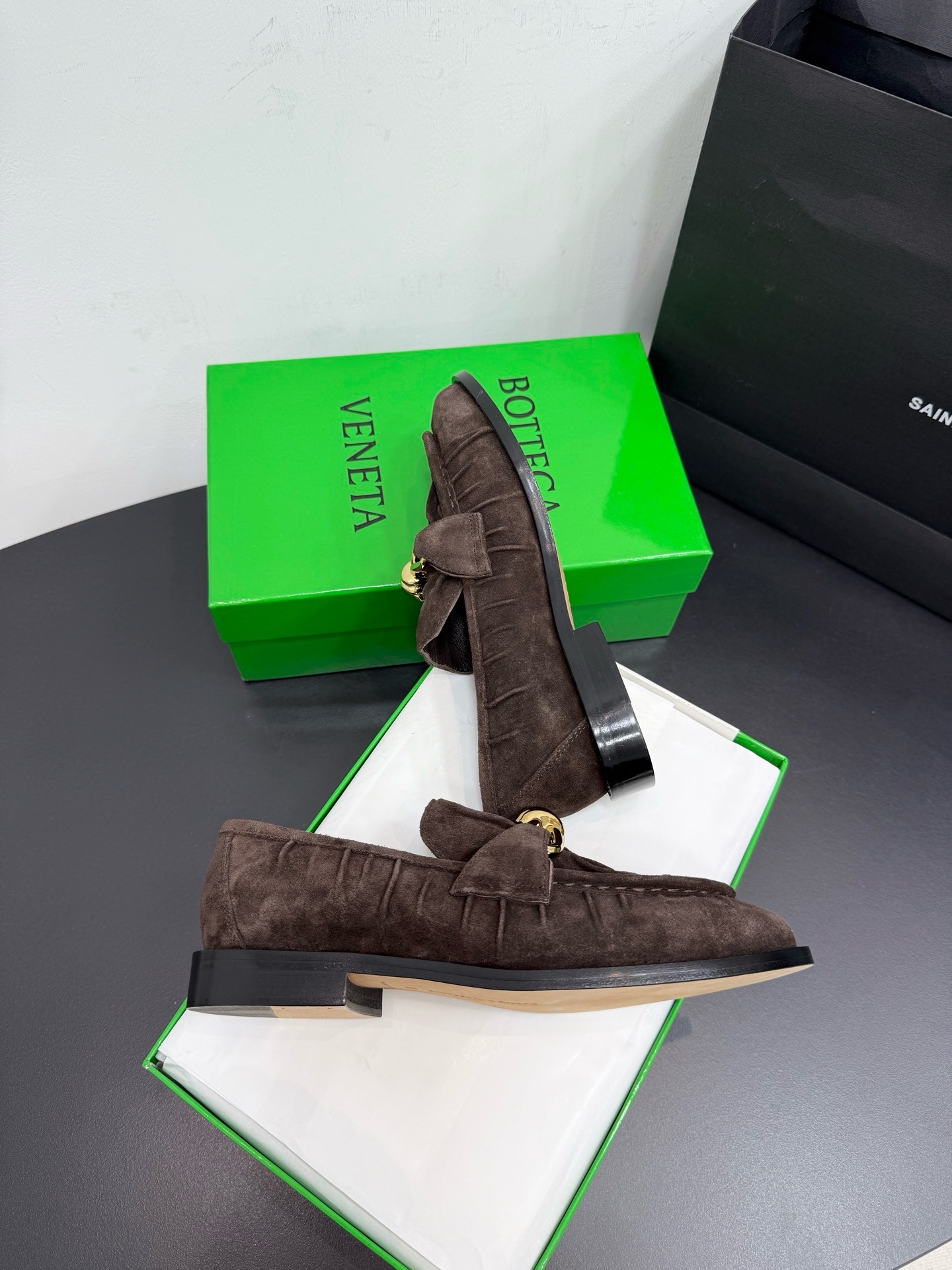 Лоферы женские Bottega Veneta Astaire с металлическим декором коричневого цвета