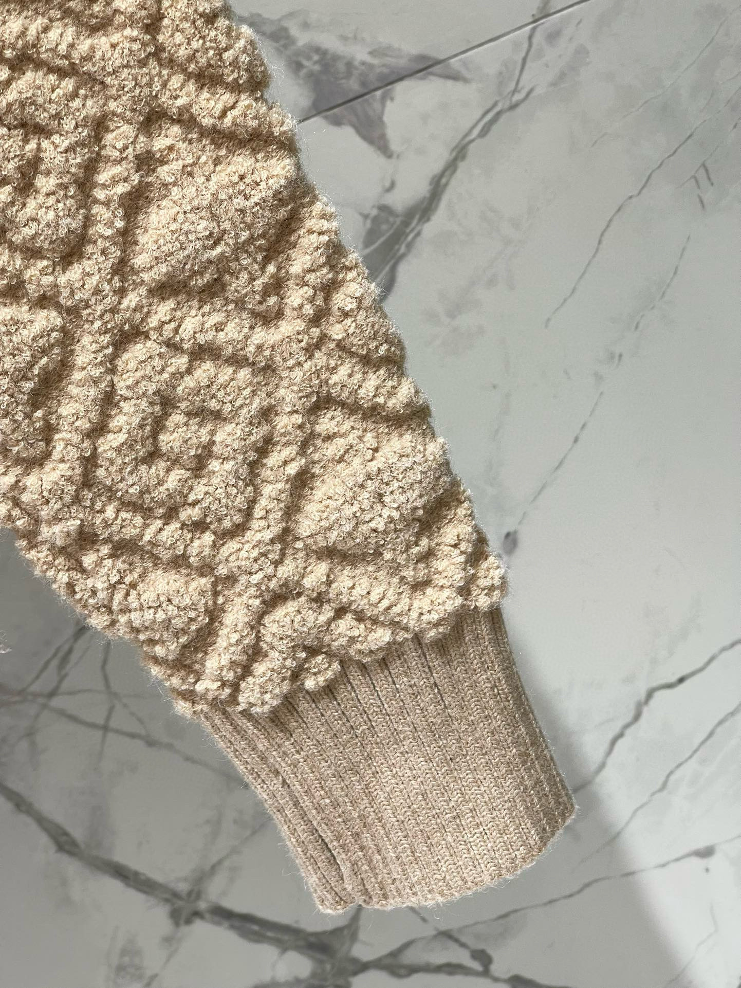 Кардиган женский в стиле Louis Vuitton из трикотажа с фактурной вязкой, бежевого цвета