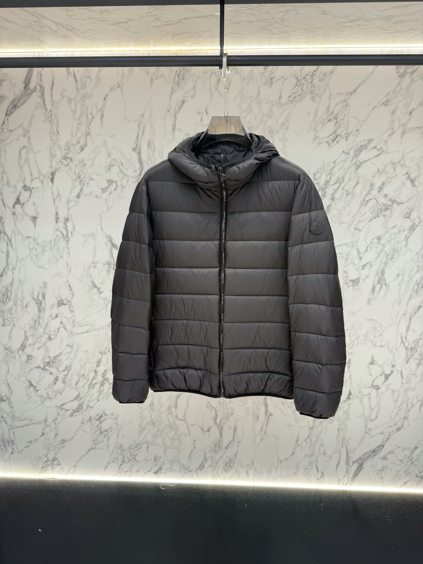 Пуховик мужской Moncler из нейлона графитового цвета с капюшоном и натуральным пухом