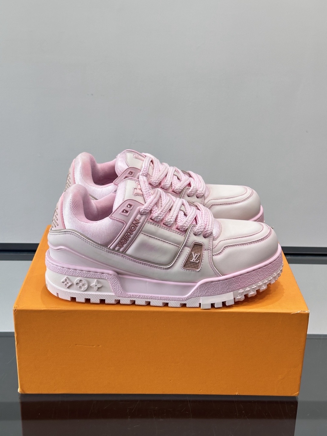 Кроссовки женские в стиле Louis Vuitton Trainer розового цвета