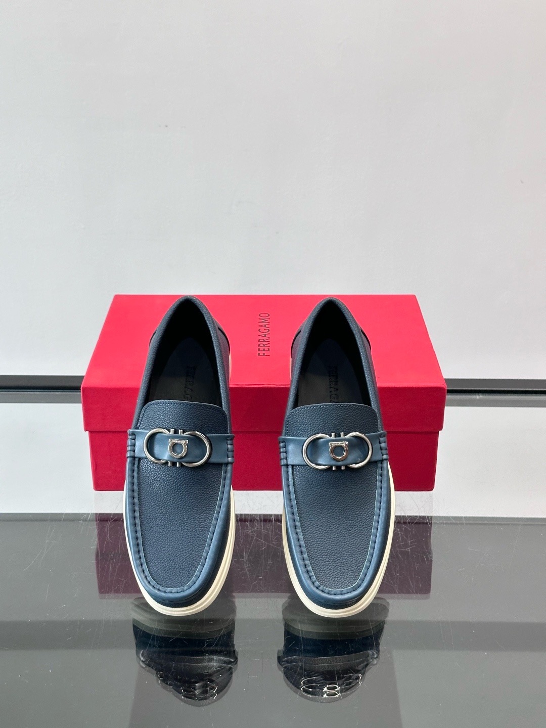 Лоферы мужские в стиле Ferragamo Gancini синего цвета