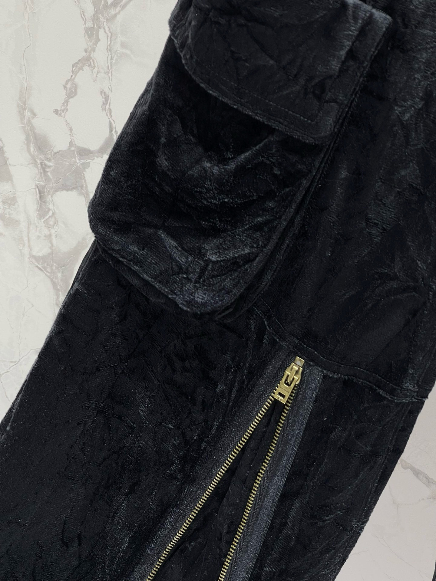 Брюки-карго женские бархатные в стиле Acne Studios с декоративными молниями и накладными карманами, чёрного цвета 