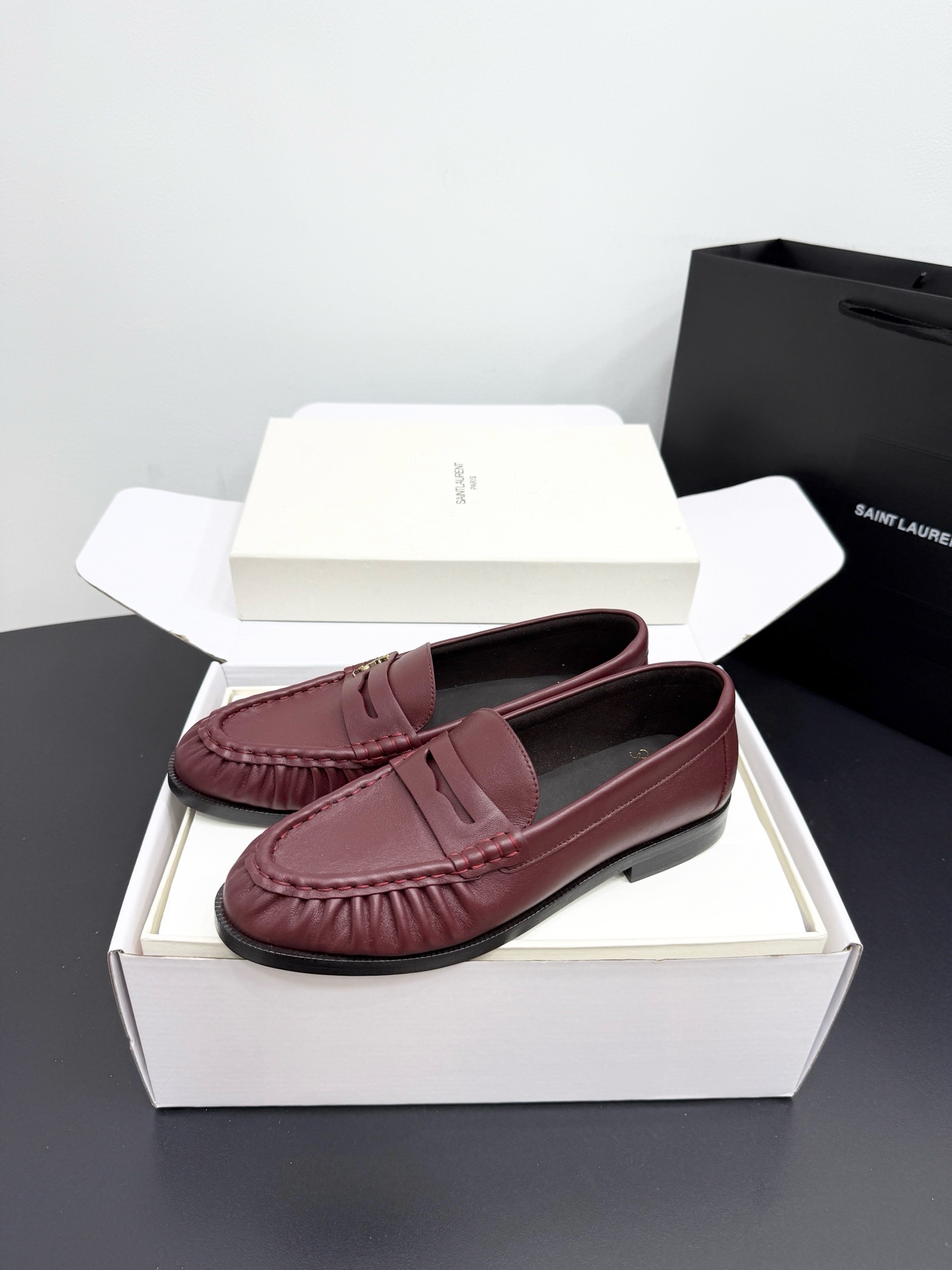 Лоферы женские в стиле Saint Laurent Le Loafer бордового цвета