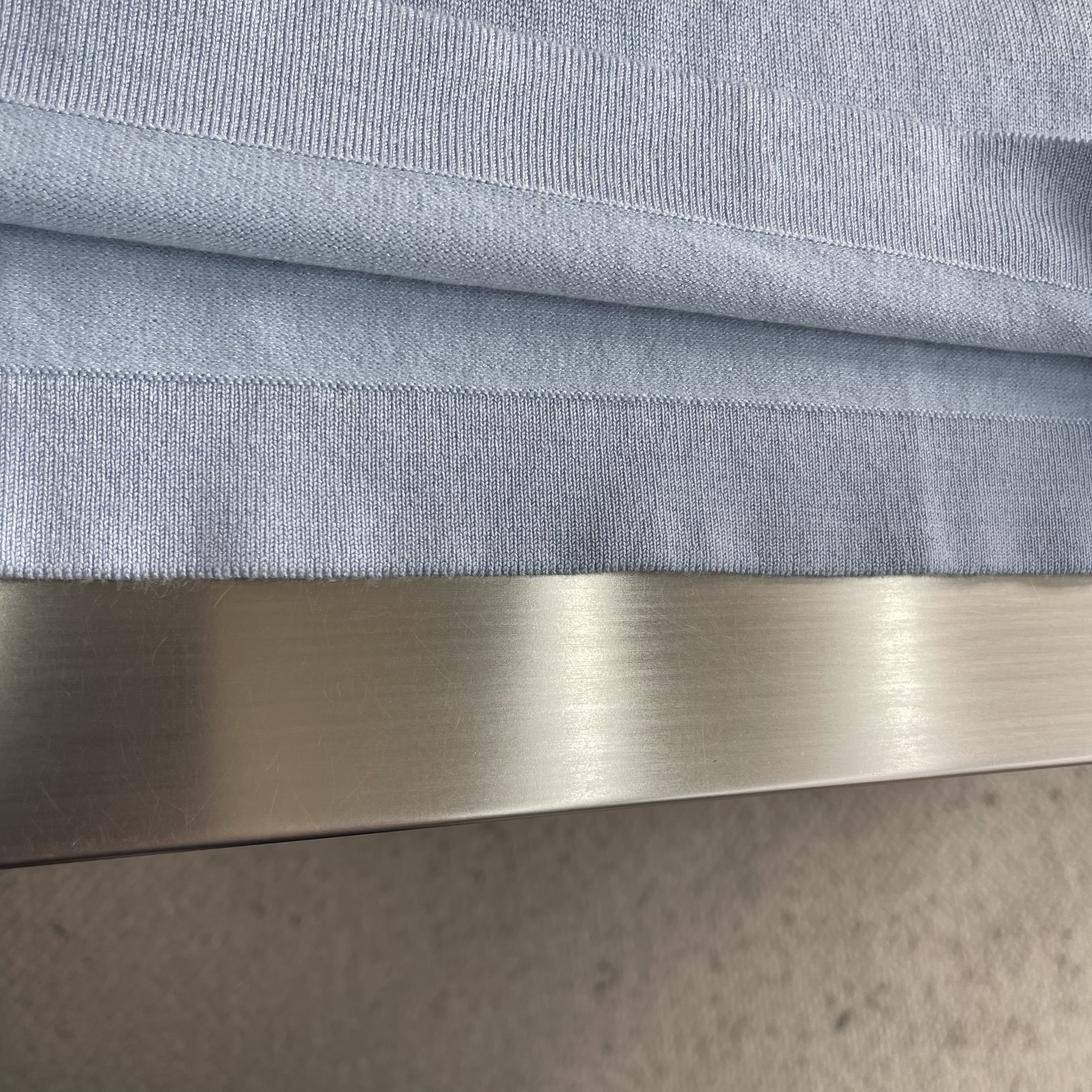 Футболка мужская в стиле Prada с логотипом на рукаве