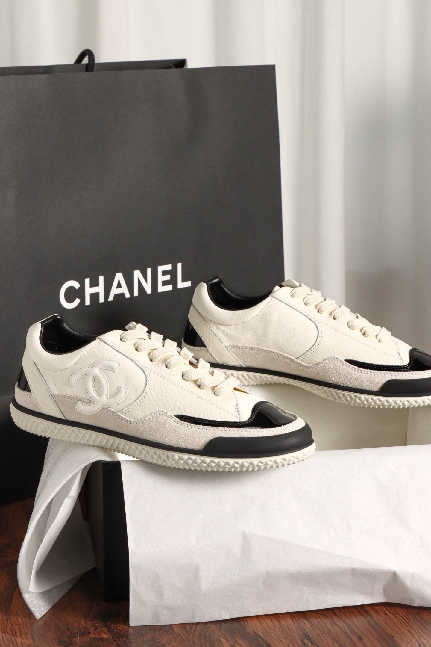 Кеды женские в стиле Chanel белого цвета с черными вставками