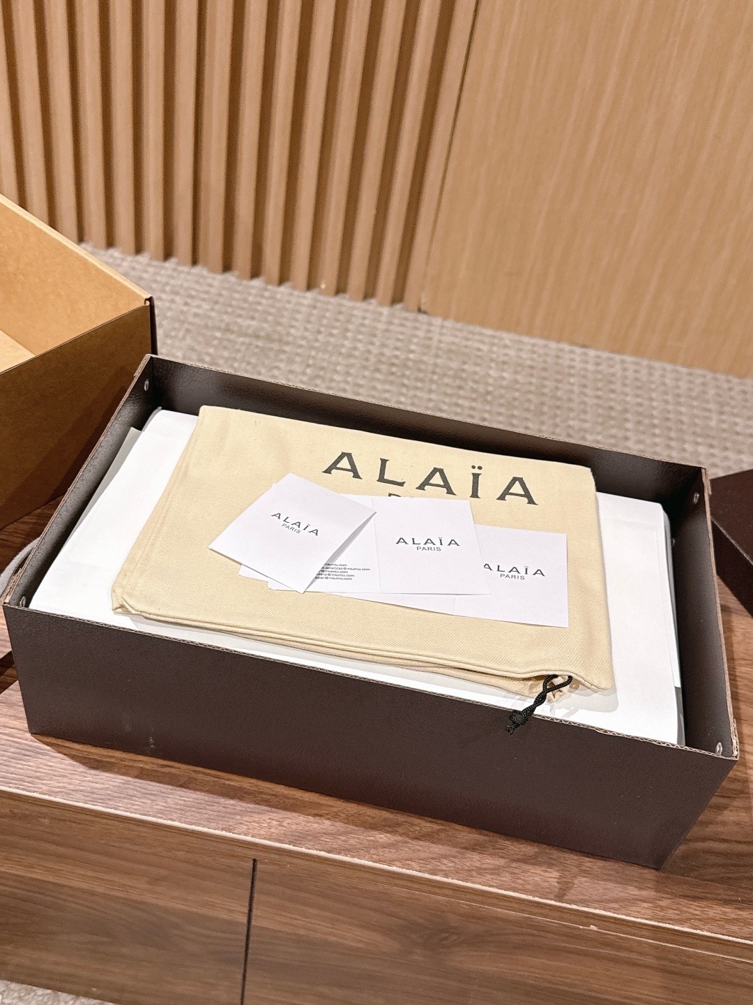 Балетки женские в стиле Alaïa с ремешками красного цвета