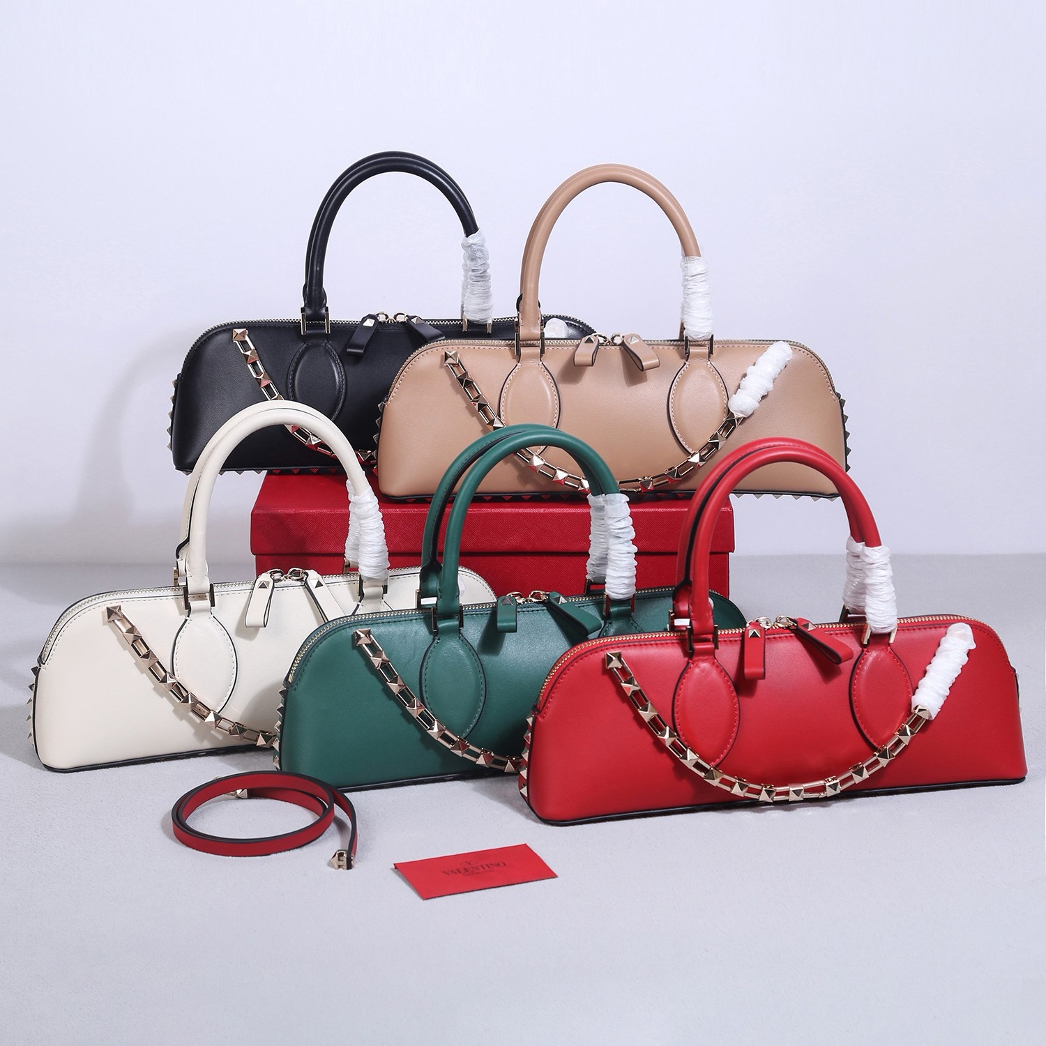 Сумка женская в стиле Valentino Garavani Rockstud E/W кожи  белого цвета
